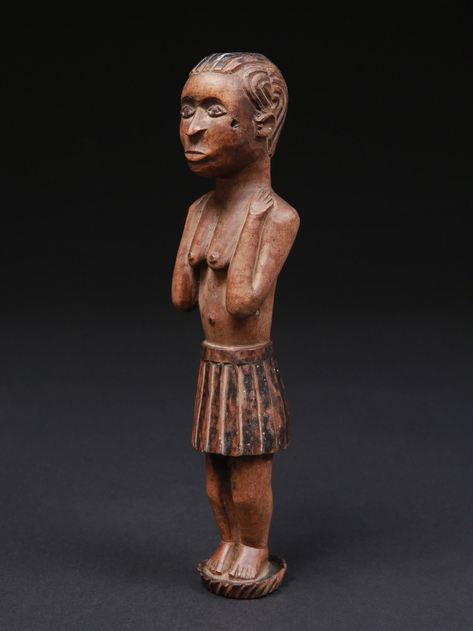 A Luba Figure, figurative Finial of a Dignitary Staff: Figur, Endstück eines Würdestabes Luba / Zela (?). DR Kongo Ohne Sockel / without base Holz. H 25,5 cm. Provenienz: - französische Privatsammlung, L'Isle-sur-la-Sorgue. - Schweizer Priv