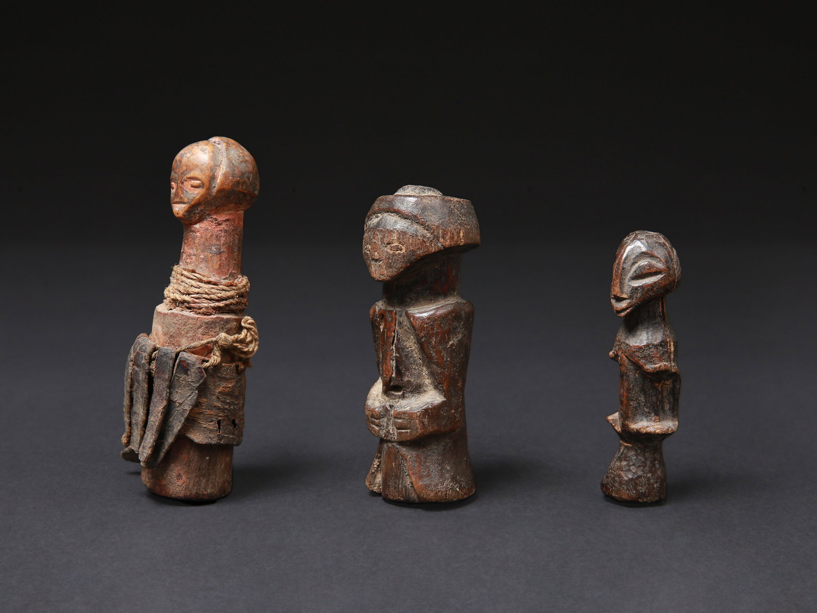 3 Luba Half Figures, "kakudji": 3 Halbfiguren, "kakudji" Luba. DR Kongo Ohne Sockel / without base Holz, Leder, Schnur. H 9,5 - 10 cm. Provenienz: Primus und Veronika Monn (1940-2006 / 1941-2025) Bern. 1970er-Jahre in Burundi erworb