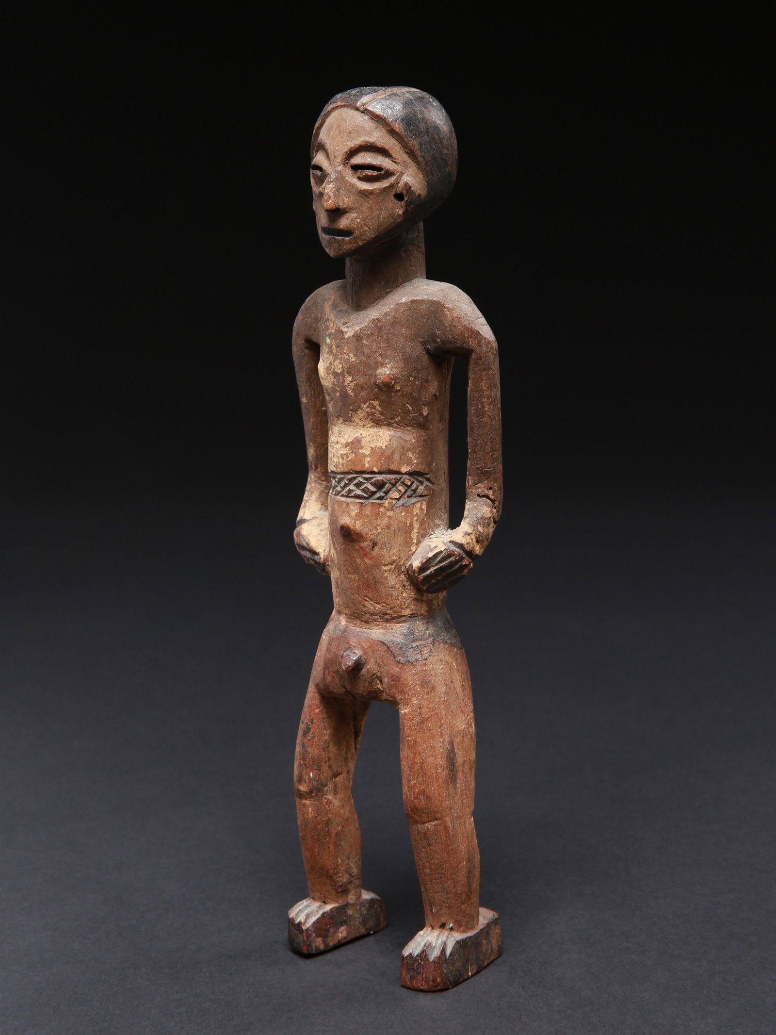 A Zela (?) Figure: Stehende männliche Figur Zela (?). DR Kongo Ohne Sockel / without base Holz. H 23 cm. Provenienz: Primus und Veronika Monn (1940-2006 / 1941-2025) Bern. 1970er-Jahre in Burundi erworben. Sammlung