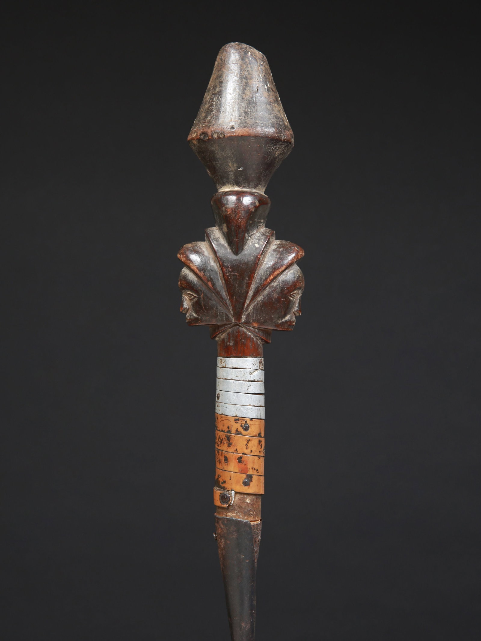 A Luba/Hemba Staff a with janiform Head, "kibango": Würdestab mit janiformen Kopf, "kibango" Luba-Hemba Komplex. DR Kongo Ohne Sockel / without base Holz, Kupferlegierung, Eisen. H 138 cm. Provenienz: Laurence und Jean-Pierre Boillod (1929-2007), 