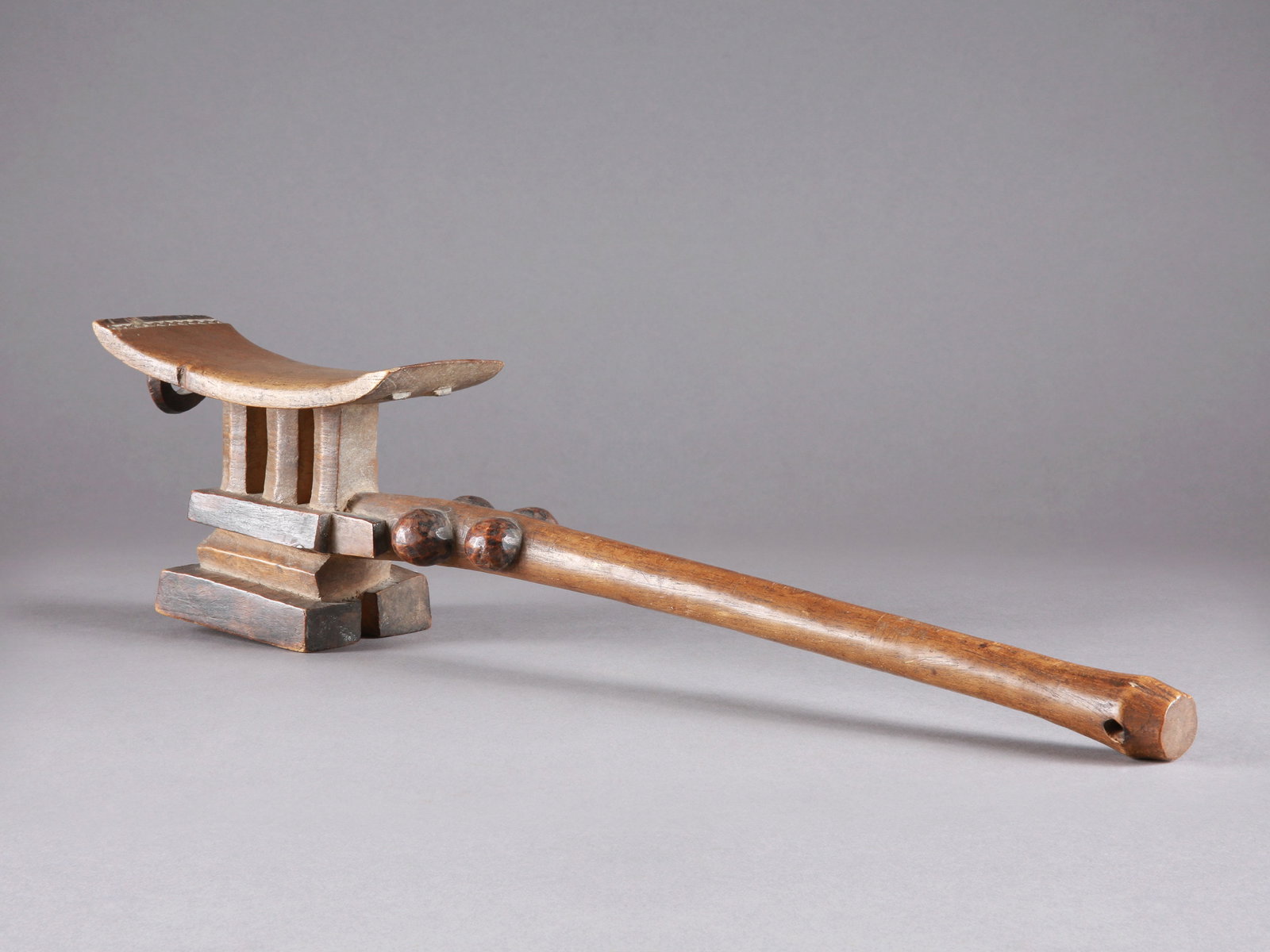 A Zulu Headrest, "xhinkenhela: Zulu Nackenstütze, "xhinkenhela Zulu. Südafrika Ohne Sockel / without base Holz. H 12,5 cm. B 51,5 cm. Provenienz: - Evan Maurer, Minneapolis. - Hammer Auktionen, Basel, 21.04.2022, Lot 20.