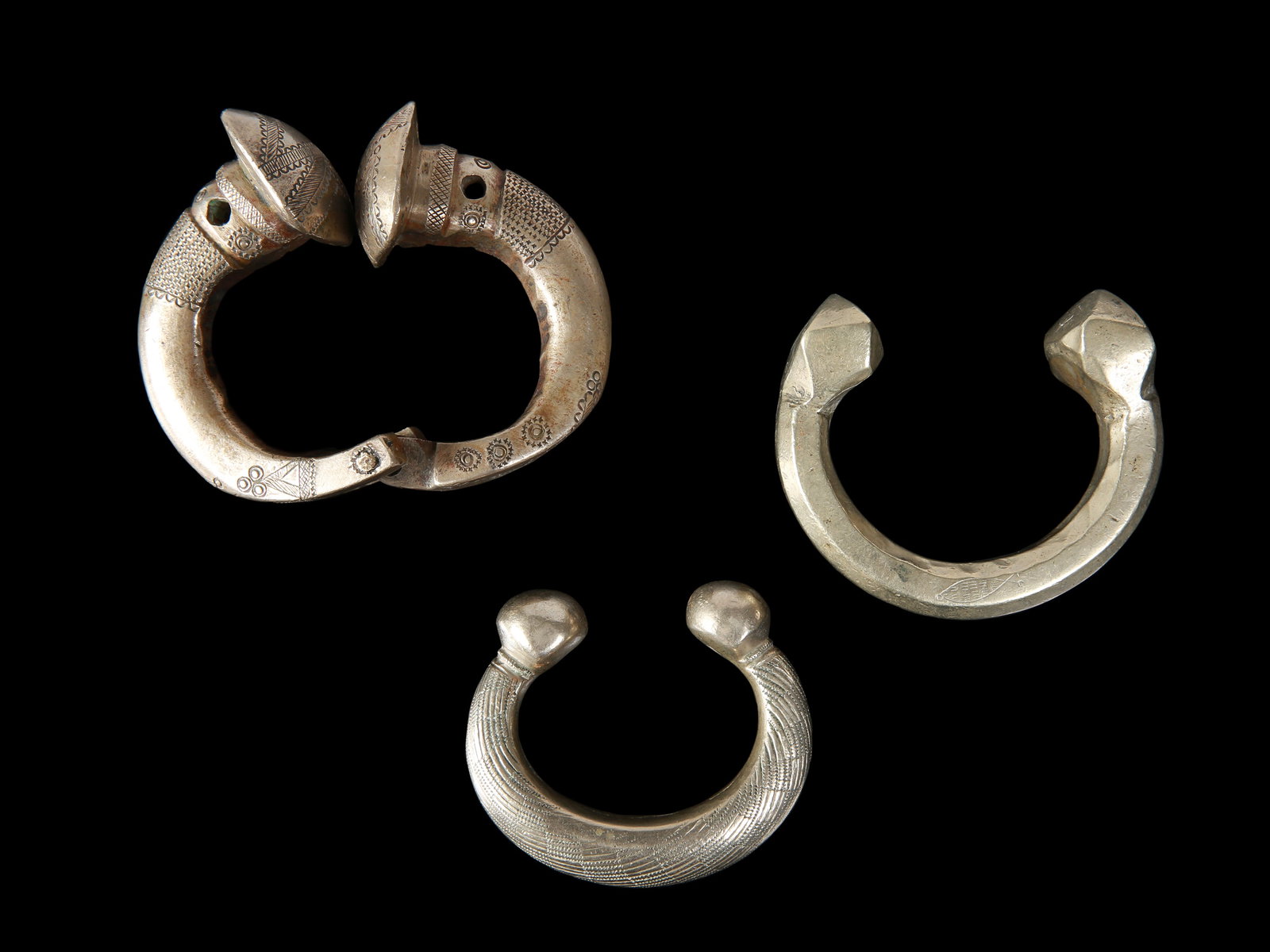 3 North African Bangles: 3 Armreife Tuareg / Berber. Nordafrika und Sahelzone Ohne Sockel / without base Weissmetall. Ø 6 - 9 cm. Provenienz: - Laurence und Jean-Pierre Boillod (1929-2007), Areuse. - Hammer Auktionen, Ba