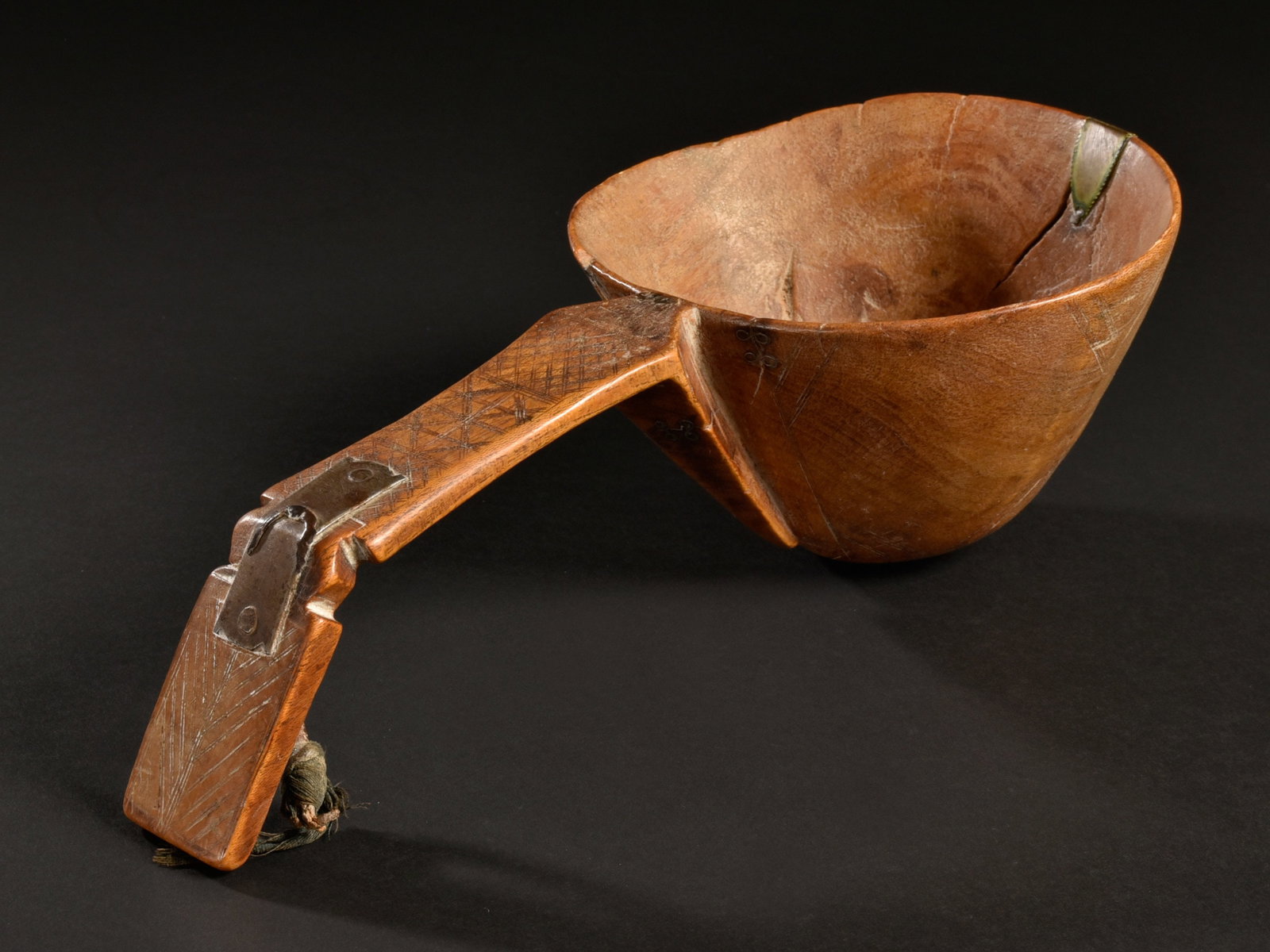A Tuareg Ladle, "tamulat": Schöpfkelle, "tamulat" Tuareg. Sahelzone Ohne Sockel / without base Holz, Metall. L 30 cm. Provenienz: - Schweizer Privatsammlung, Zürich. - Jean David, Basel. - Hammer Auktionen, Basel,