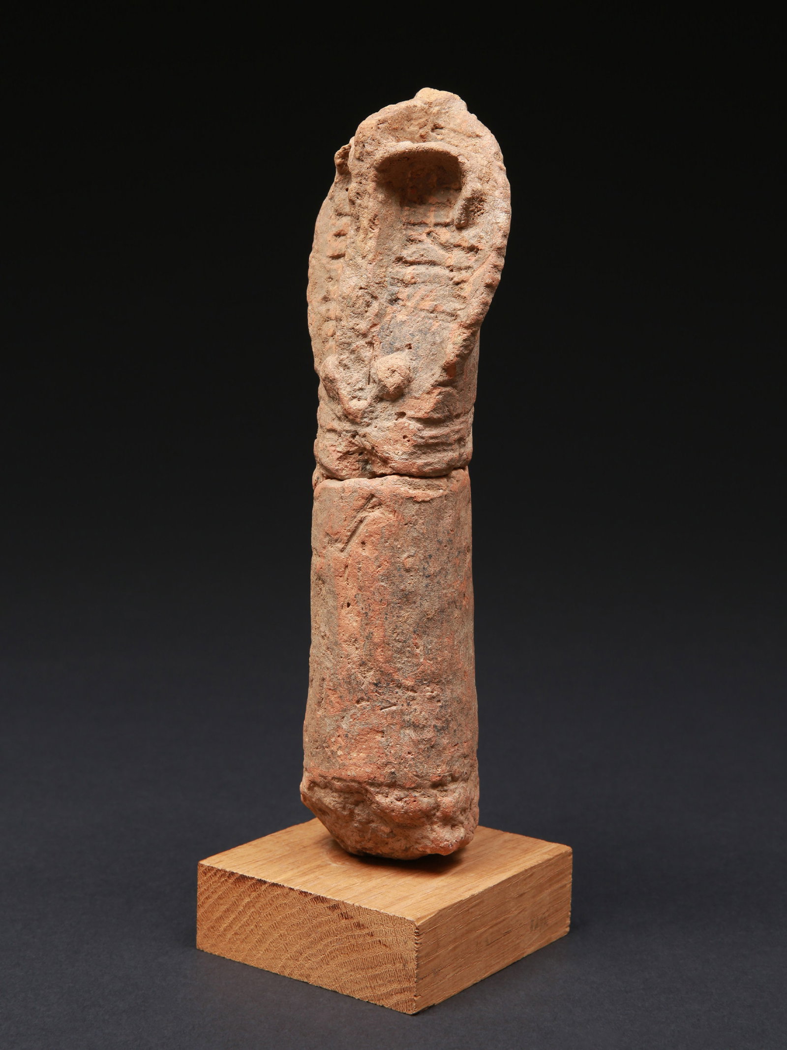 A Bura Head, Fragment: Kopf, Fragment Bura. Niger Mit Sockel / with base Terrakotta. H 25 cm. Provenienz: - Galerie Walu, Zürich (vor 1996). - 1997: Ernest Risch (1927-2015), Oberwil. - 2015: Galerie Walu,