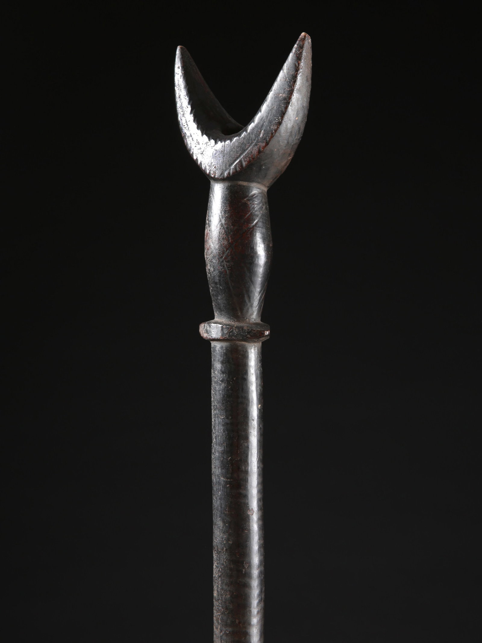 A Gurunsi-Nuna Flute / African Art: Kerbflöte Gurunsi-Nuna. Burkina Faso Mit Sockel / with base Holz. H 93,5 cm Provenienz: - Jean David, Basel. Vor 1991 in situ erworben. - Hammer Auktionen, Basel, , 14.08.2025, Lot 5. -