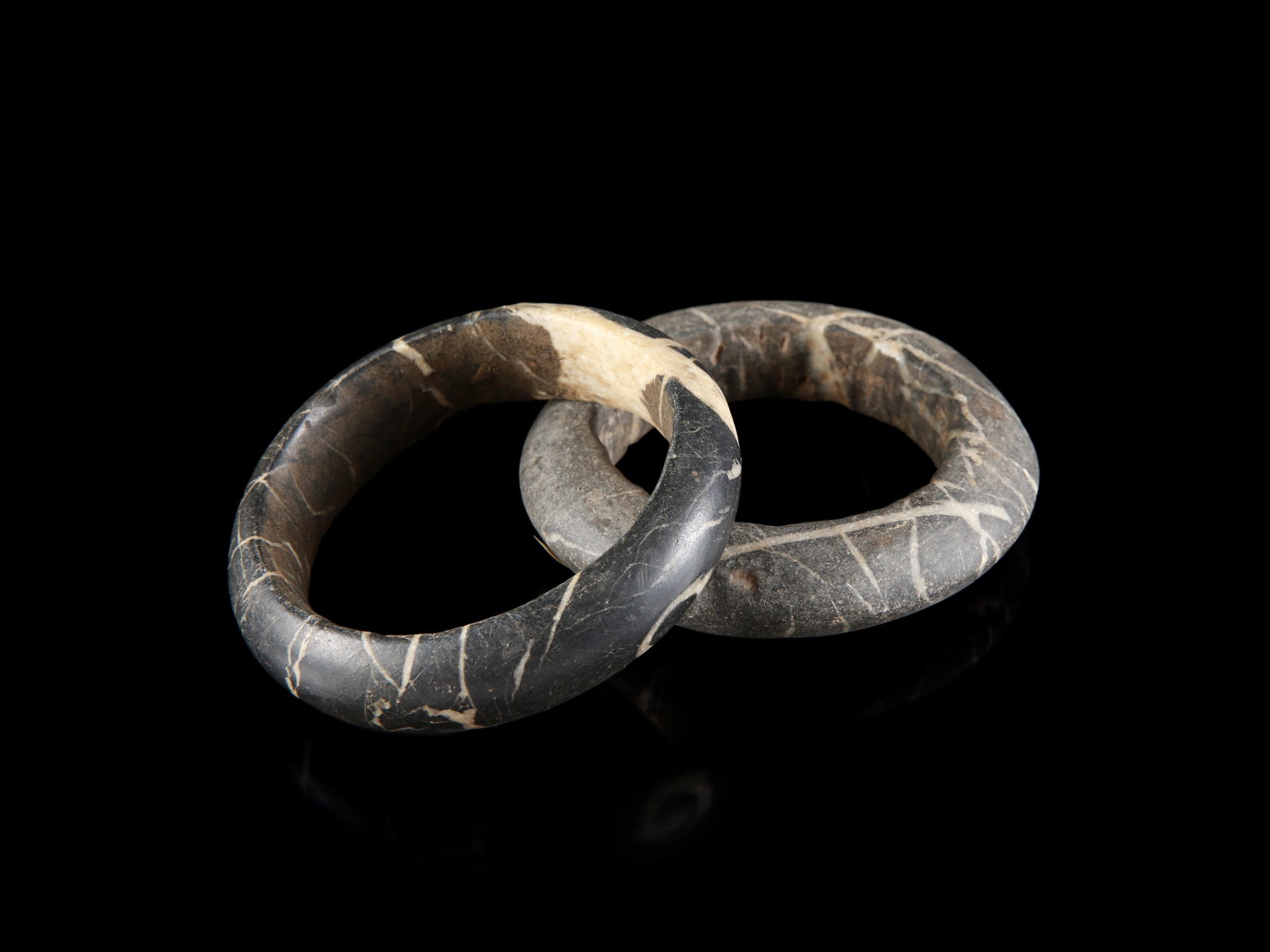 2 Stone Bracelets: 2 Stein-Armreife Dogon / Gurunsi / Mossi. Mali / Burkina Faso / Ghana Ohne Sockel / without base Stein. Ø 7 - 8 cm. Provenienz: - Laurence und Jean-Pierre Boillod (1929-2007), Areuse. - Hammer