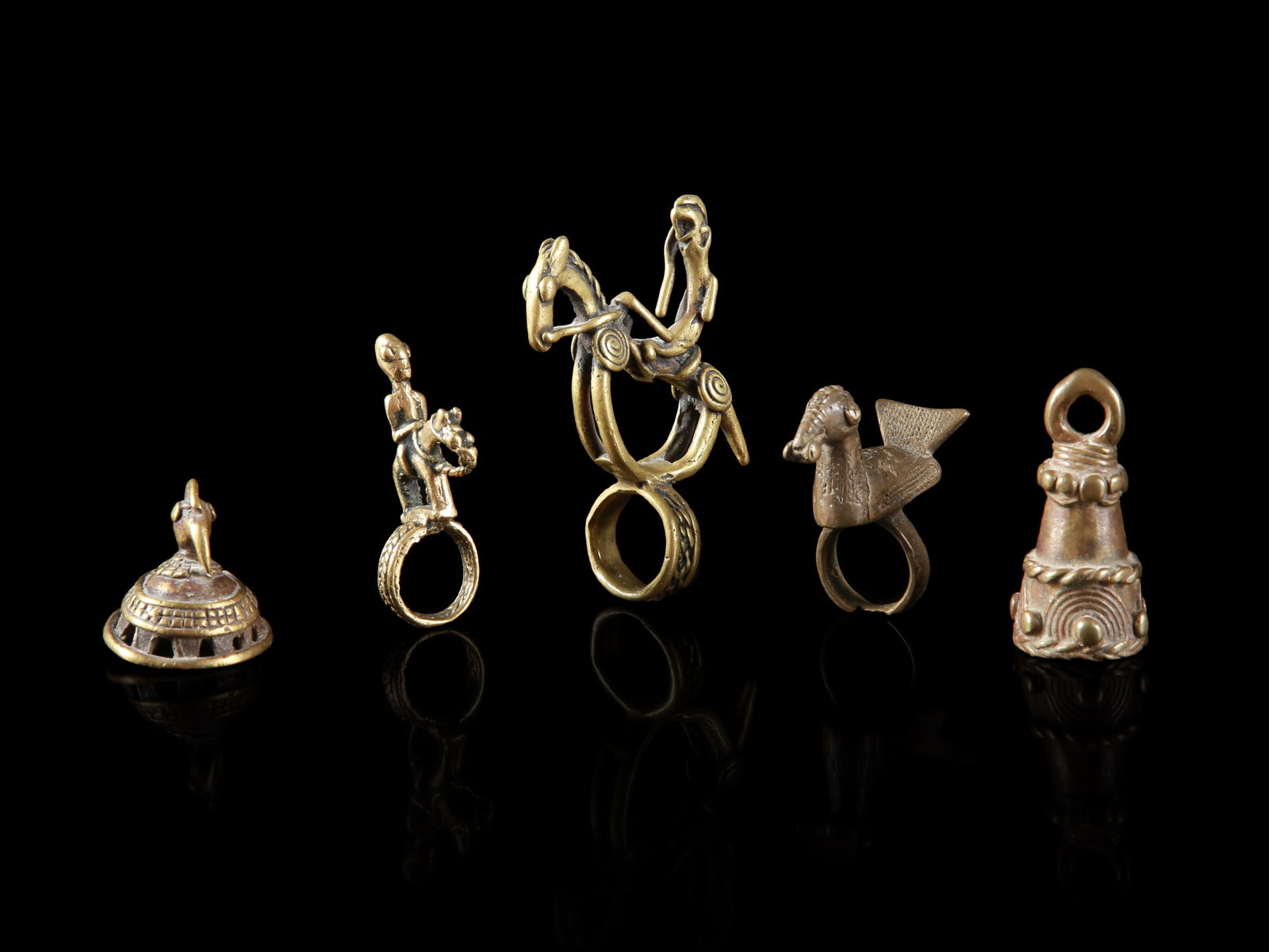 5 figurative Bronze Miniatures: 5 figürliche Miniaturen Dogon / Gurunsi. Mali / Burkina Faso Ohne Sockel / without base Gelbguss. H 4 - 9 cm. Provenienz: Laurence und Jean-Pierre Boillod (1929-2007), Areuse. Laurence und Jean-P