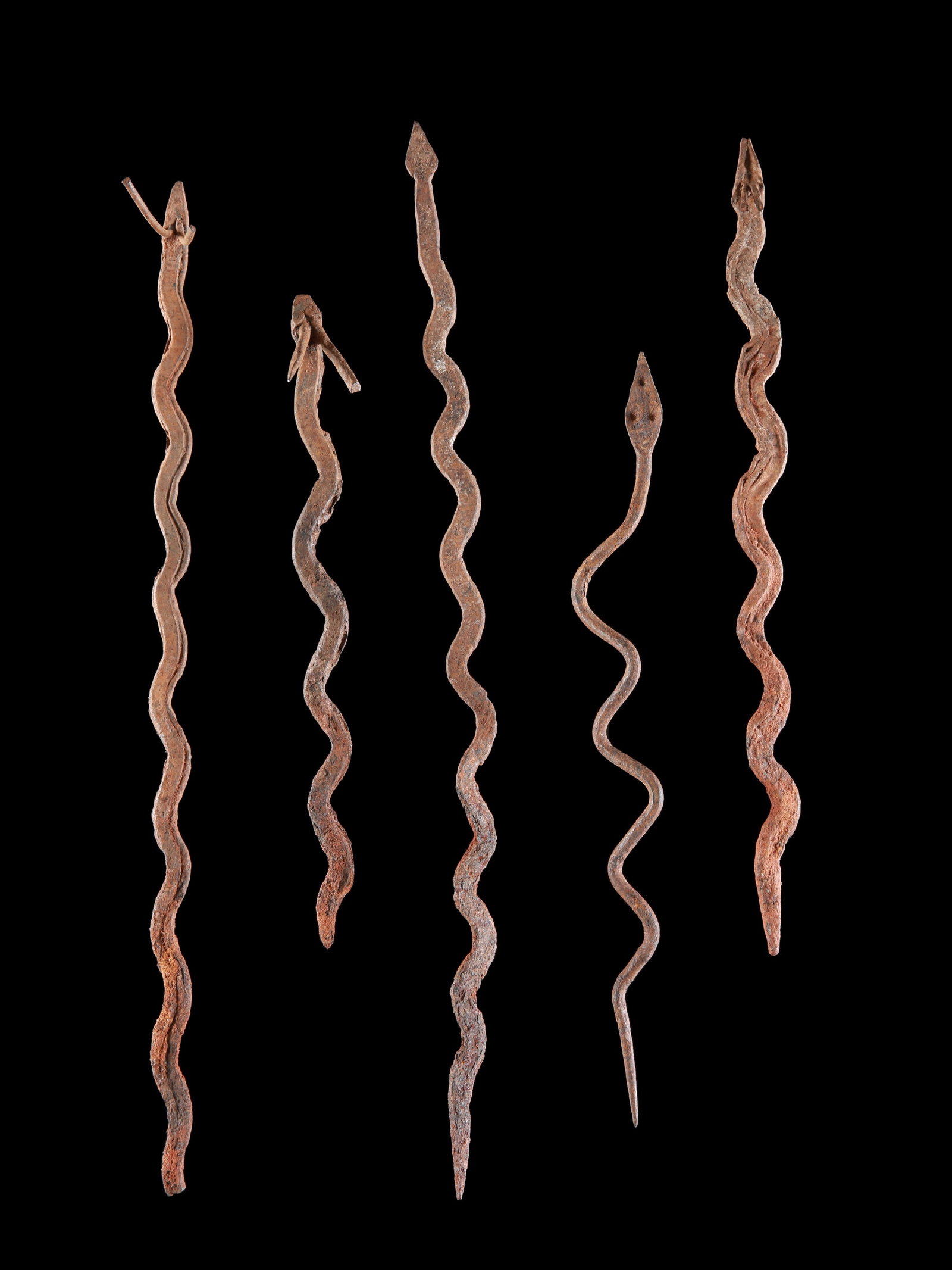 5 Lobi Iron Snakes, Leg Ornaments: 5 Eisenschlangen, Wadenschmuck Lobi. Burkina Faso Ohne Sockel / without base Eisen. H 27 - 45 cm. Provenienz: Laurence und Jean-Pierre Boillod (1929-2007), Areuse. Seit jeher begleitet und fasziniert