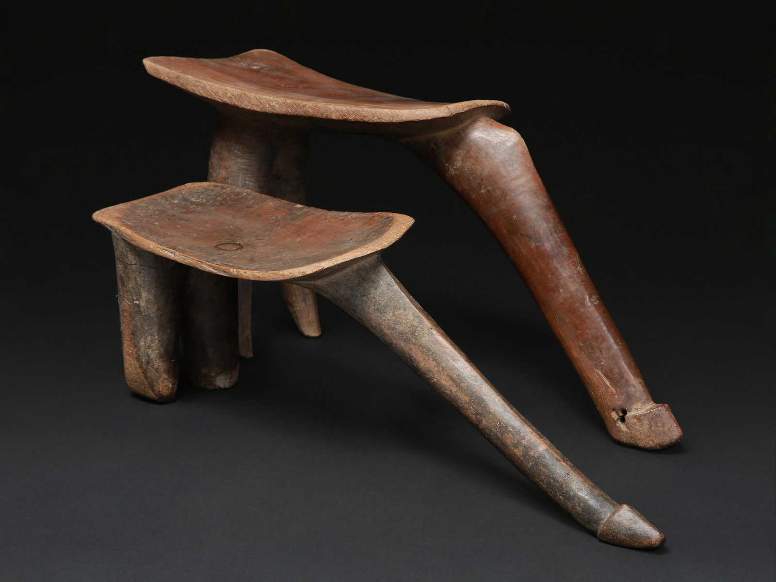 2 Lobi three leged Seats, "toópár": 2 dreibeinige Sitze, "toópár" Lobi. Burkina Faso Ohne Sockel / without base Holz. H 16 - 22 cm. Provenienz: - Laurence und Jean-Pierre Boillod (1929-2007), Areuse. In situ erworben. -