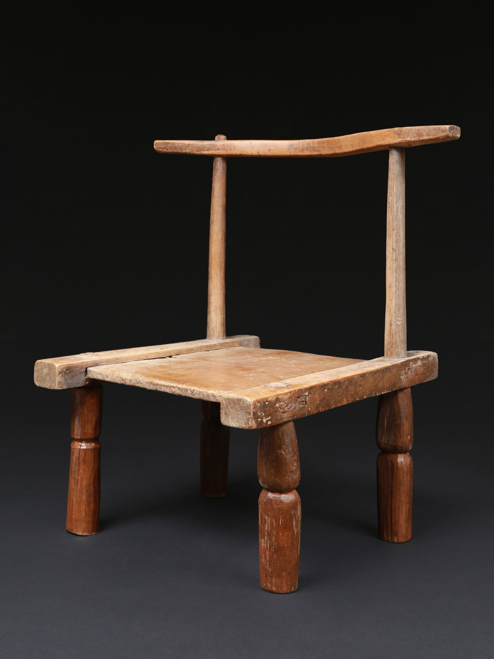 A Senufo Seat, "kafwokonkolo": Sitz, "kafwokonkolo" Senufo. Côte d’Ivoire Ohne Sockel / without base Holz. H 56 cm. B 40 cm. Provenienz: Schweizer Privatsammlung, Zürich. Die Verbindung von Nützlichem und