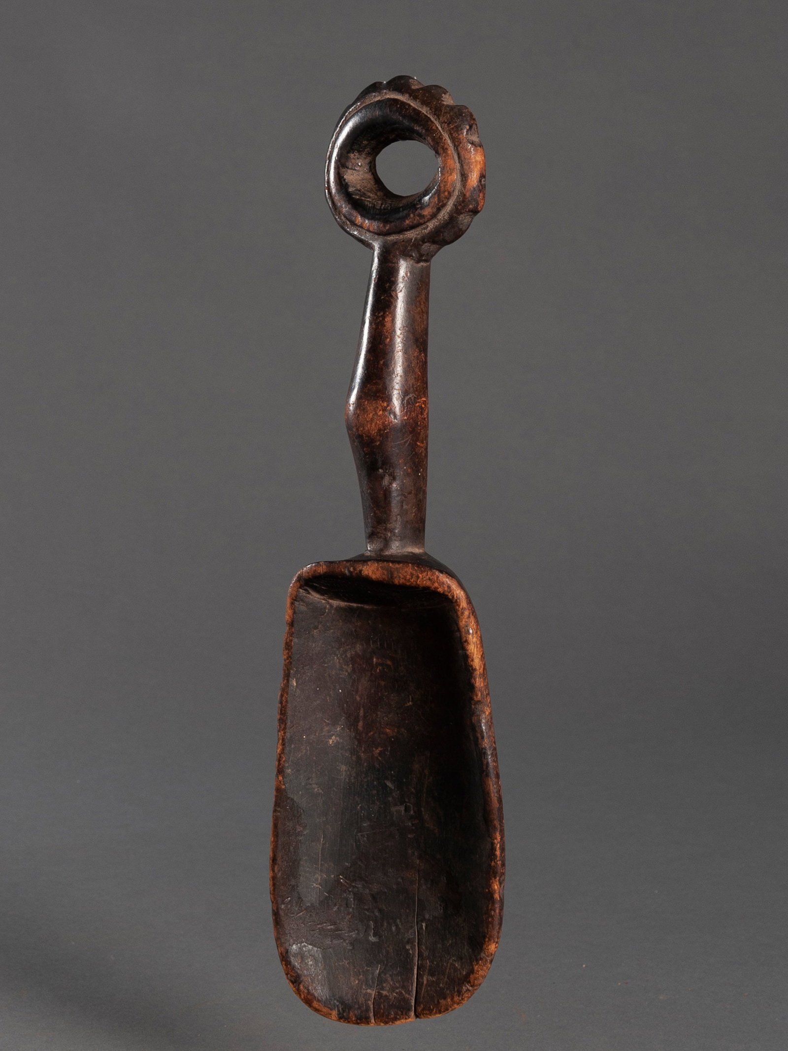 A Dan Ceremonial Spoon, "wunkirmian": Zeremoniallöffel, "wunkirmian" Dan. Côte d’Ivoire Ohne Sockel / without base Holz. H 34,5 cm. Provenienz: - Madeleine und Jean-Jacques Keller (†2015), bis 1980 Abidjan, danach