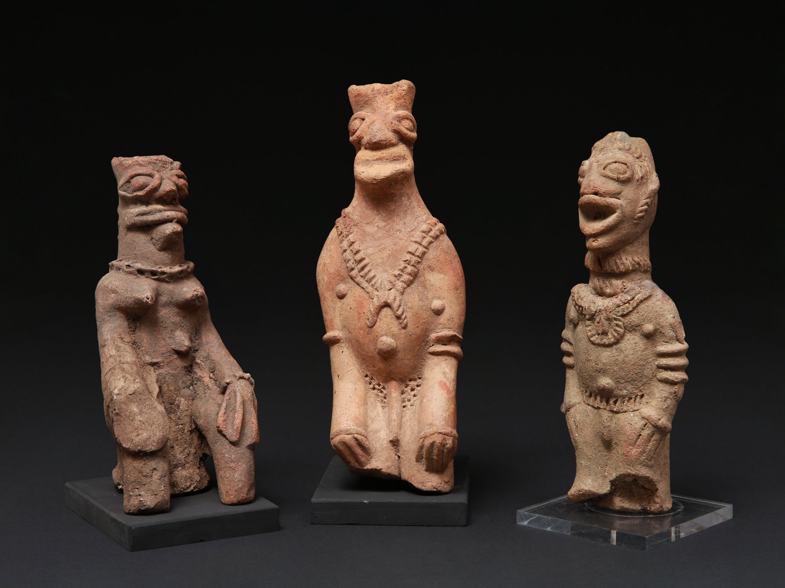 3 Koma-Bulsa seated Terracotta Figures, "kronkronbua": 3 Sitzende Figuren, "kronkronbua" Koma-Bulsa Kultur. Ghana Mit Sockel / with bases Terrakotta. H 20 - 22,5 cm. Provenienz: - Galerie Walu, Zürich. - Schweizer Privatsammlung, Bern. kronkronbua =