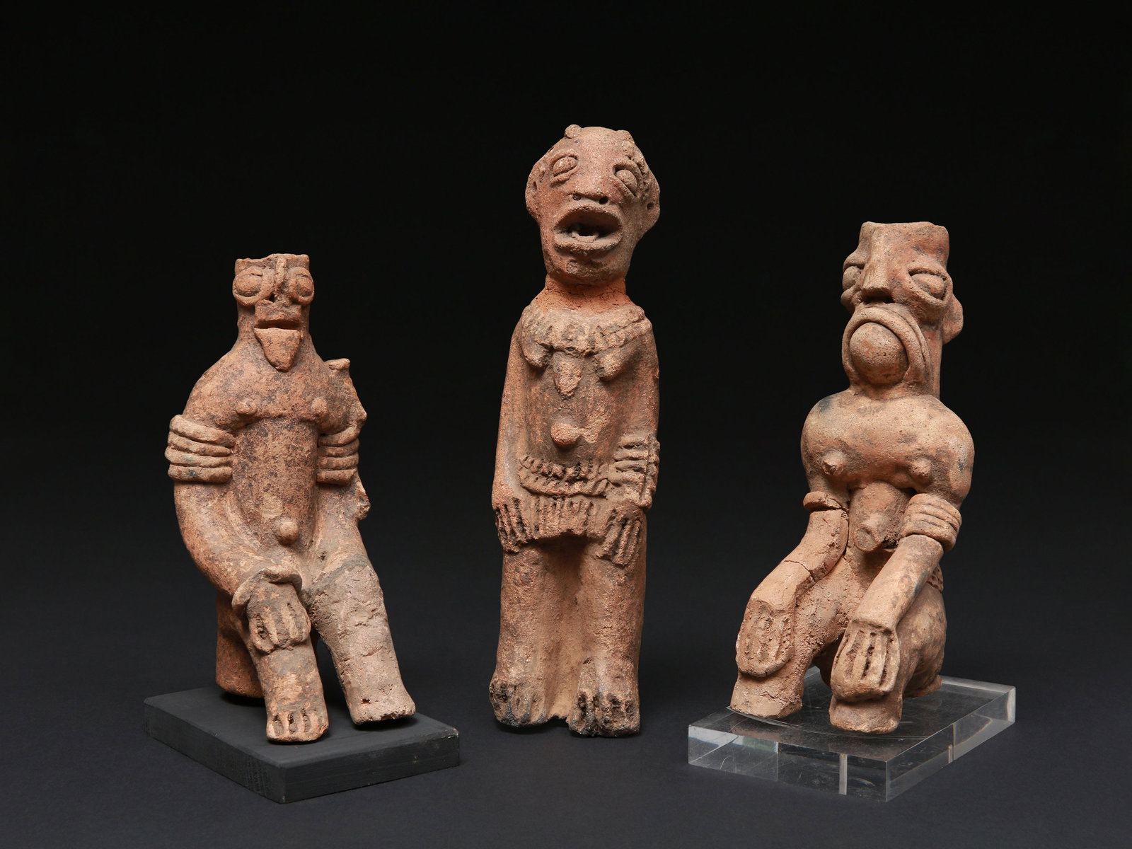 3 Koma-Bulsa seated Terracotta Figures, "kronkronbua": 3 Sitzende Figuren, "kronkronbua" Koma-Bulsa Kultur. Ghana Mit 2 Sockel / with 2 bases Terrakotta. H 20 - 25,5 cm. Provenienz: - Galerie Walu, Zürich. - Schweizer Privatsammlung, Bern.