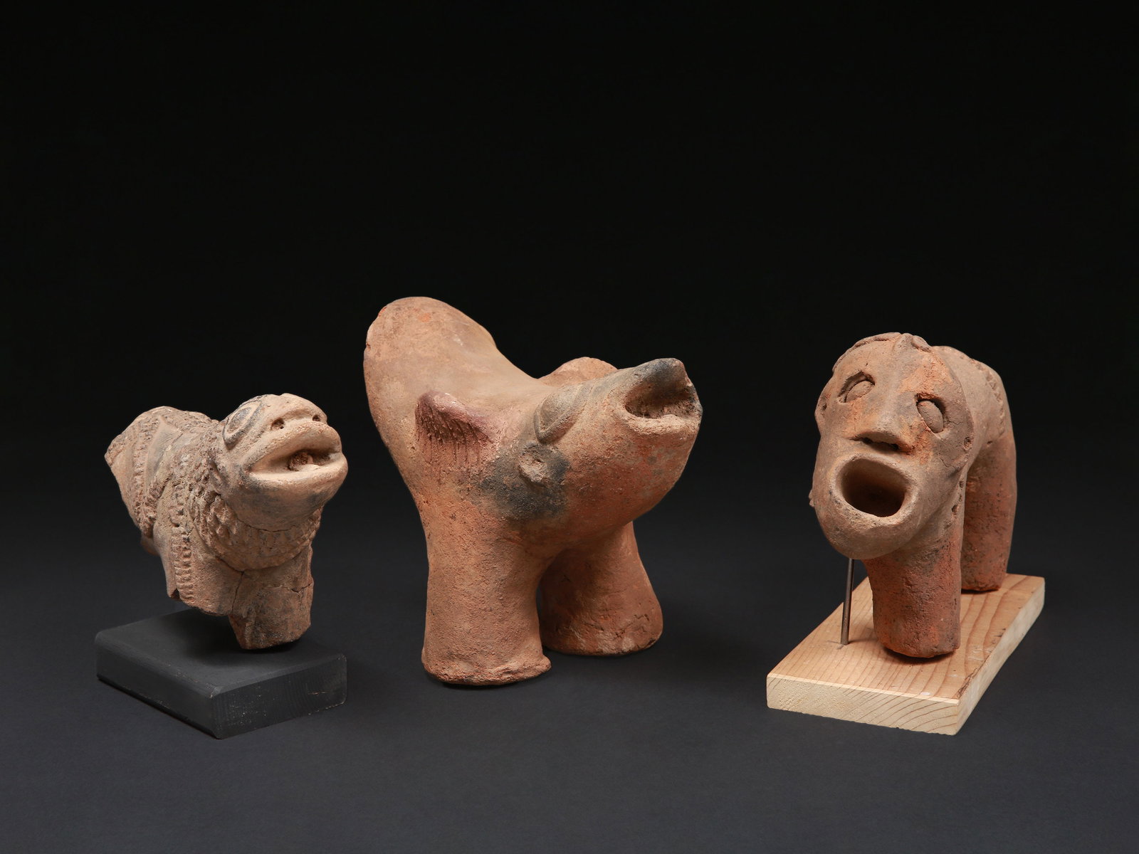 3 Koma-Bulsa zoomorphic Figures, “kronkronbua”: 3 zoomorphe Figuren, "kronkronbua" Koma-Bulsa Kultur. Ghana Mit 2 Sockel / with 2 bases Terrakotta. H 15 - 19 cm. Provenienz: - Galerie Walu, Zürich. - Schweizer Privatsammlung, Bern.