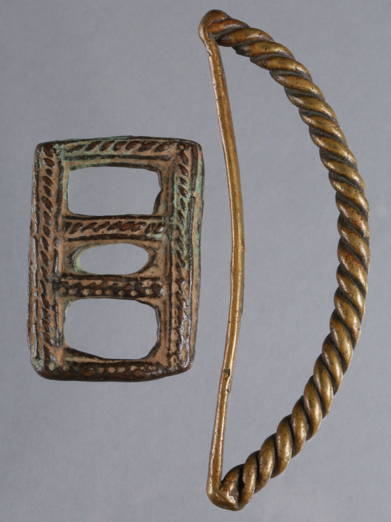 A Tanéka and a Wè-Guéré Artifact: 2 Bronze Artefakte Taneka / Wè-Guéré. Benin / Côte d'Ivoire Ohne Sockel / without base Gelbguss. H 4,5 - 13,5 cm. Provenienz: - französische Privatsammlung, Paris. - Hammer