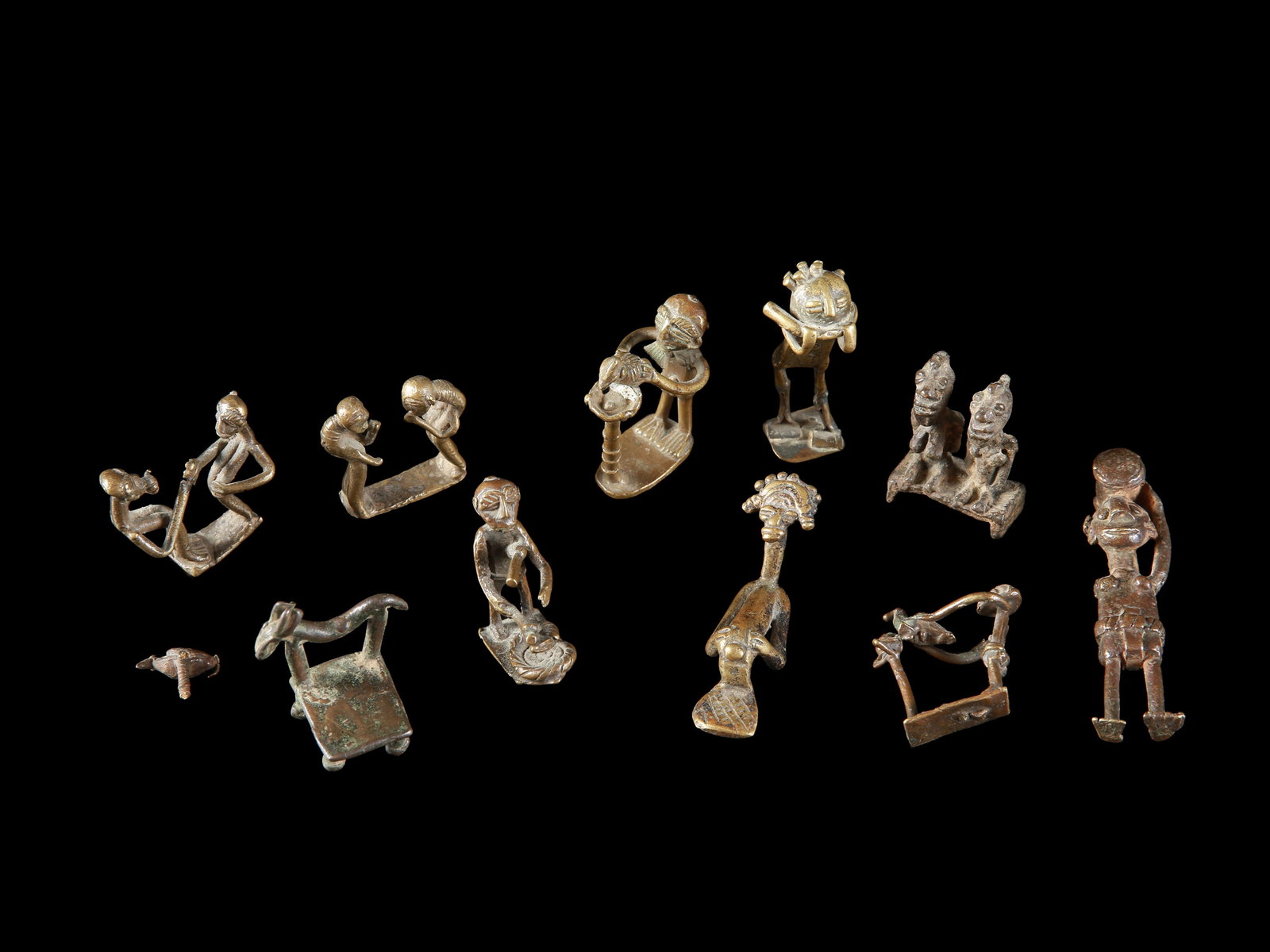 11 figurative Bronze Miniatures: 11 figürliche Bronze-Miniaturen Ghana / Côte d’Ivoire Ohne Sockel / without base Gelbguss. H 3,5 - 7,5 cm. Provenienz: Laurence und Jean-Pierre Boillod (1929-2007), Areuse. Laurence