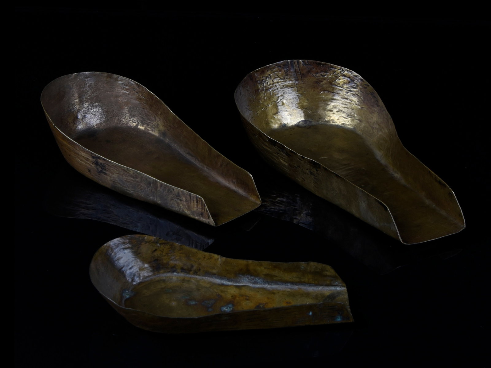 3 Akan blow pans, "famfa": 3 Blaseschaufeln, "fanfa" Akan. Ghana Ohne Sockel / without base Kupferlegierung. L 13 - 17 cm. Provenienz: - René David (1928-2015), Zürich. - 2015: Jean David, Basel. - Hammer Auktionen,