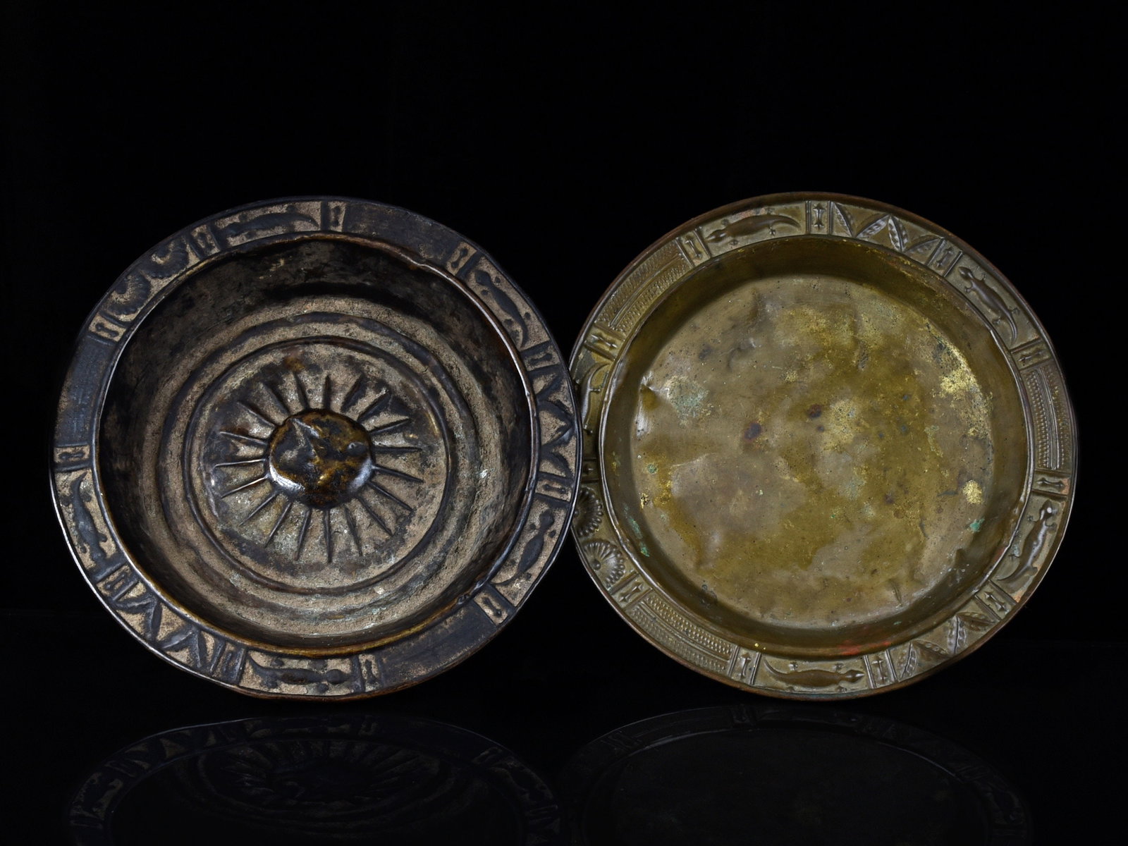 2 Asante Vessels: 2 Schalen Asante. Ghana Ohne Sockel / without base Kupferlegierung. Ø 26 -31 cm. Provenienz: - Carlo Monzino (1931-1996), Castagnola. - Hammer Auktionen, Basel, 06.12.2018, Lot 134. - Claudine