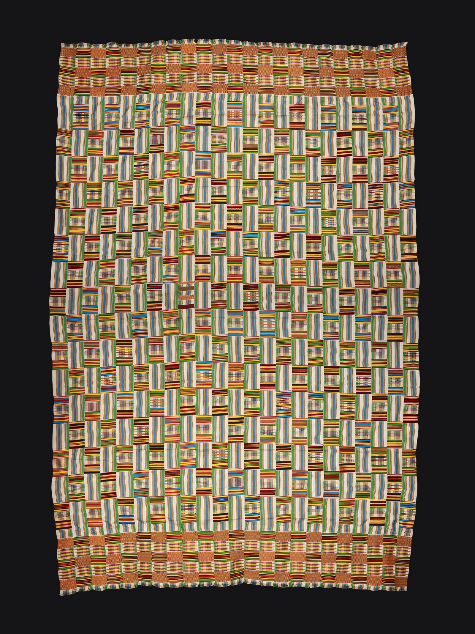 An Asante Cloth, "kente": Wickelgewand, "kente" Asante. Ghana Ohne Sockel / without base Baumwolle, Rayon. B 192 cm. L 297 cm. Provenienz: Schweizer Privatsammlung, Winterthur. Die gängige Bezeichnung „Kente“
