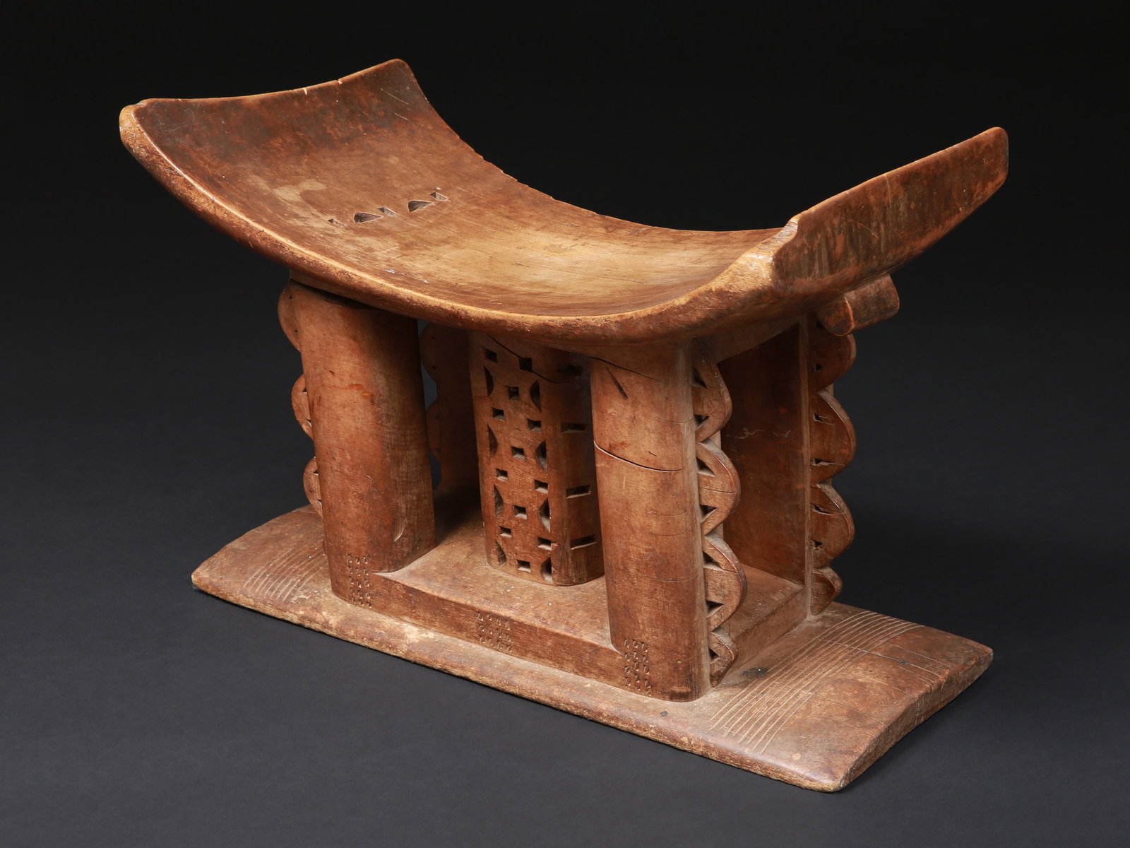 An Asante Woman's Stool, "mmaa dwa": Frauen-Sitz, "mmaa dwa" Asante. Ghana Ohne Sockel / without base Holz. H 35,5 cm. B 50 cm. Provenienz: - Galerie Sortilèges, Ouagadougou. 1996. - Laurence und Jean-Pierre Boillod (1929-2007),