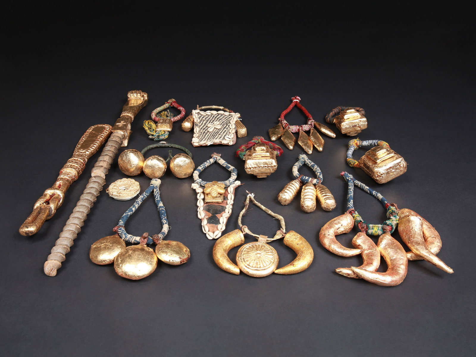 A mixed lot of fifteen Artifacts (mostly Amulets, "nsatire") (1 of 10)