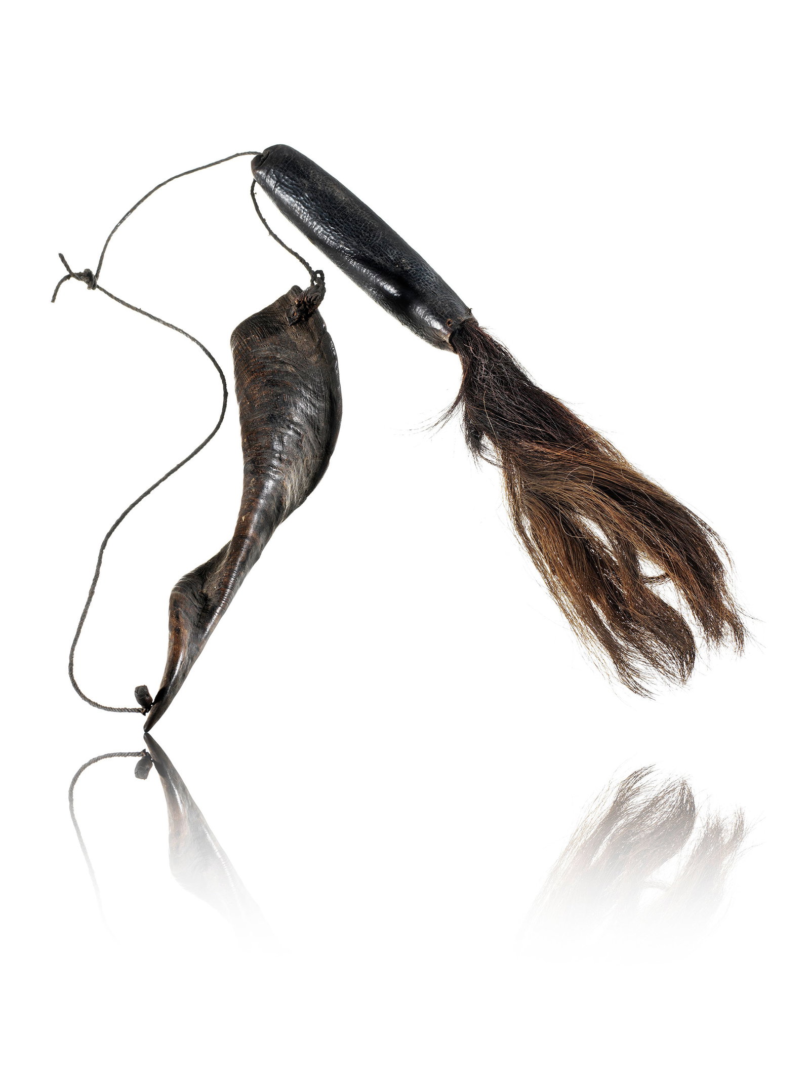 A Fly Whisk and Horn of a Spiritual Dignitary: Wedel und Horn eines spirituellen Würdenträgers West- bis Zentralafrika Ohne Sockel / without base Horn, Leder, Echthaar. H 28,5 und 39 cm. Provenienz: - Carlo Monzino (1931-1996), Castagnol