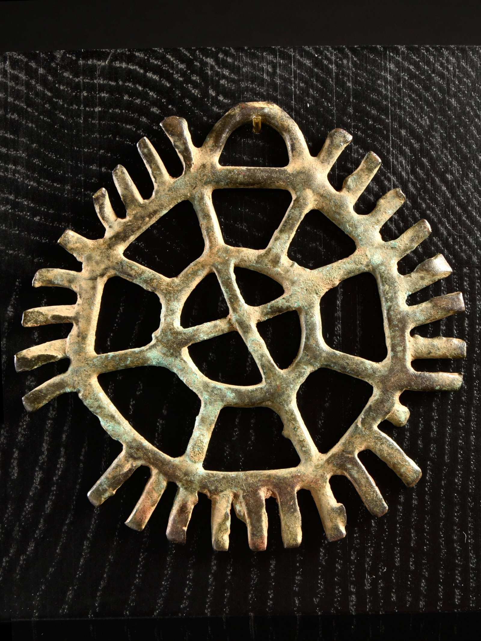 A Moba Amulet, "balogal": Amulett, "balogal" Moba. Togo Mit Sockel / with base Gelbguss. Ø 8,7 cm. Provenienz: - Galerie Walu, Zürich (vor 1999). - Hammer Auktionen, Basel, 20.03.2019, Lot 29. - Claudine (1952-2020)