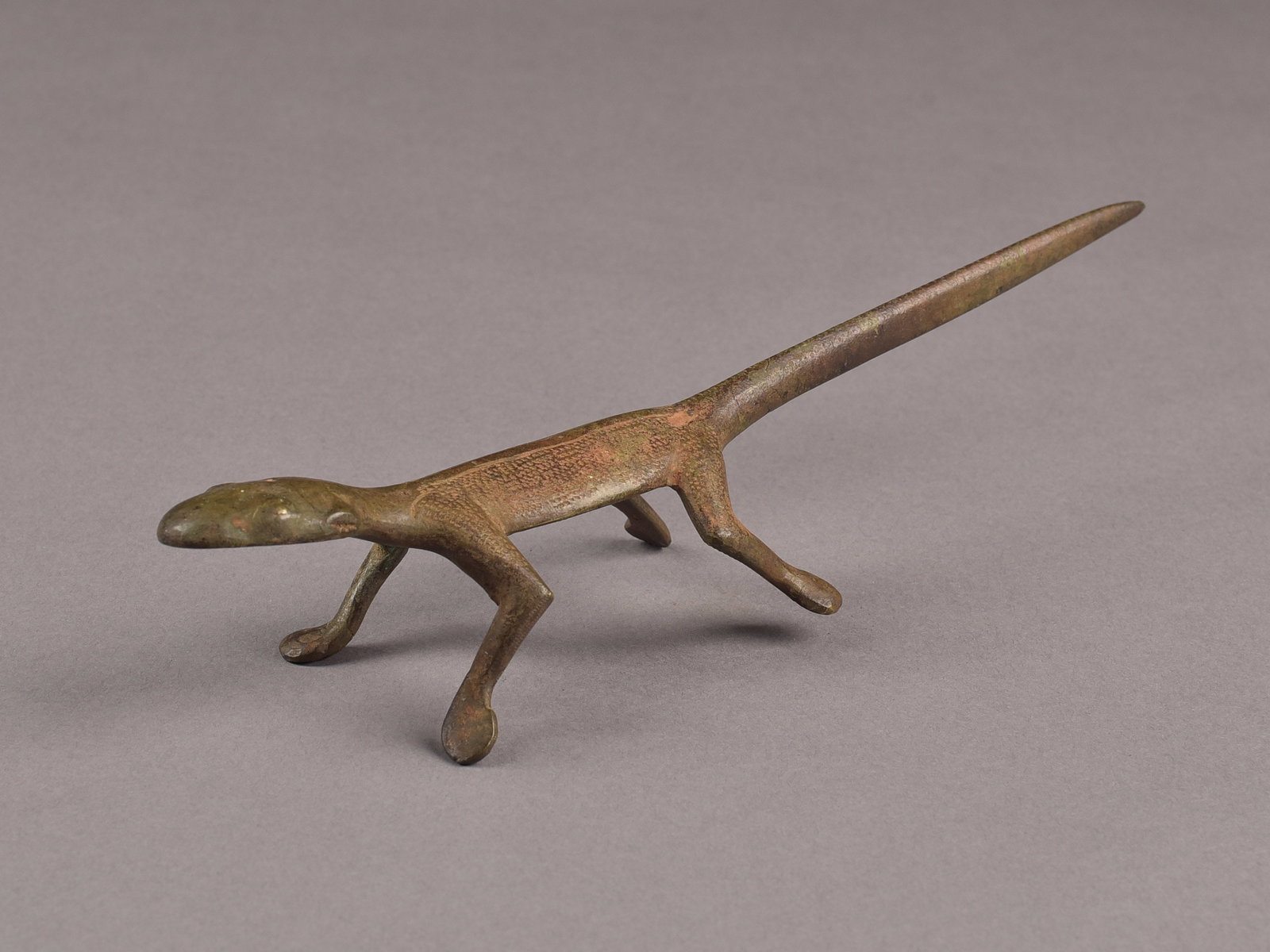 A Fon Bronze Lizard: Echse Fon. Benin Ohne Sockel / without base Gelbguss. L 22 cm. Provenienz: - Schweizer Privatsammlung, Zürich. - Hammer Auktionen, Basel, 06.07.2019, Lot 77. - Claudine (1952-2020) und Christoph