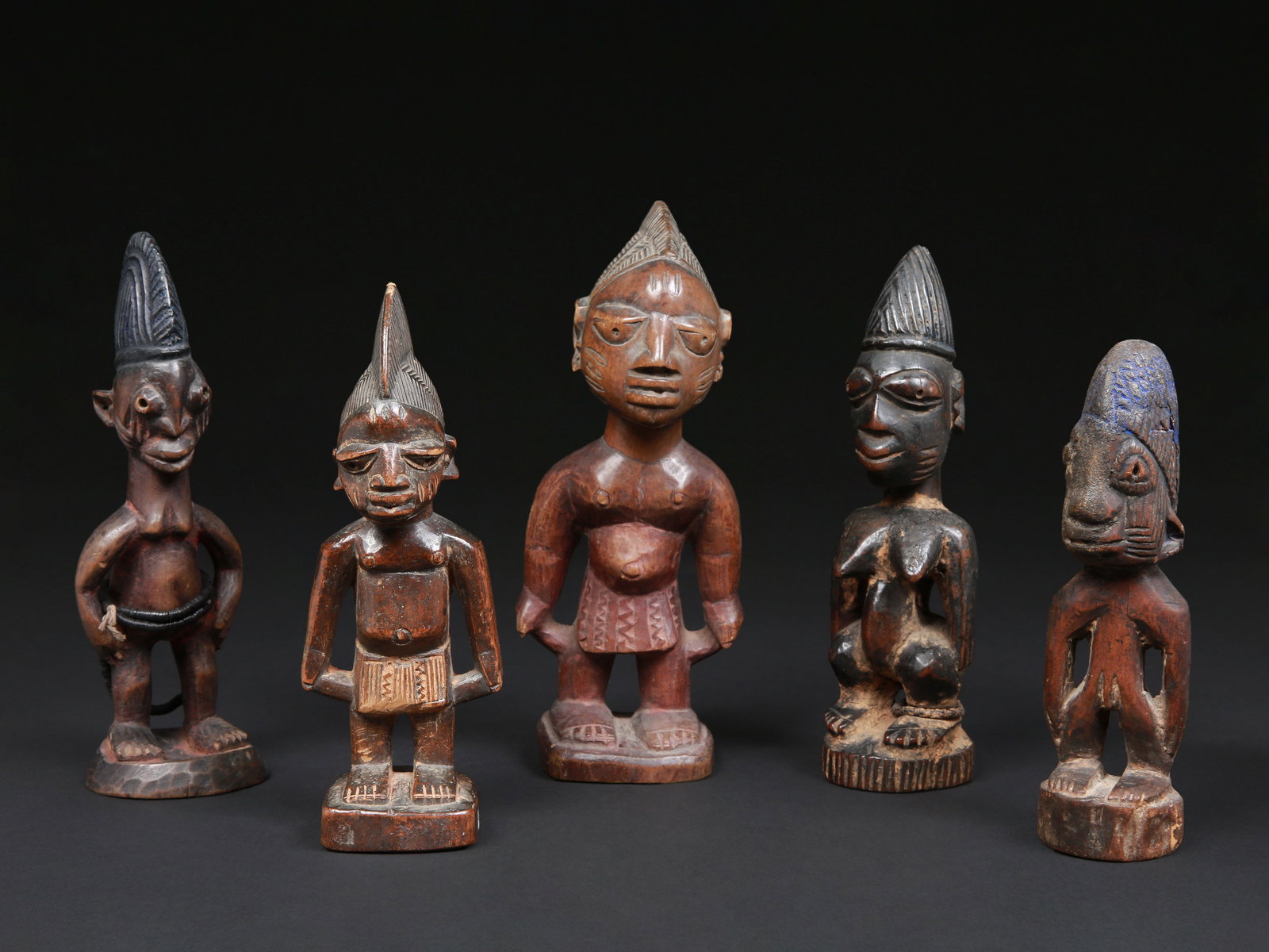 5 Twin Figures, "ere ibeji": 5 Zwillingsfiguren, "ere ibeji" Yoruba. Nigeria Ohne Sockel / without base Holz. H 19 - 25 cm. Provenienz: Laurence und Jean-Pierre Boillod (1929-2007), Areuse. Gesegnet oder verwünscht erscheine