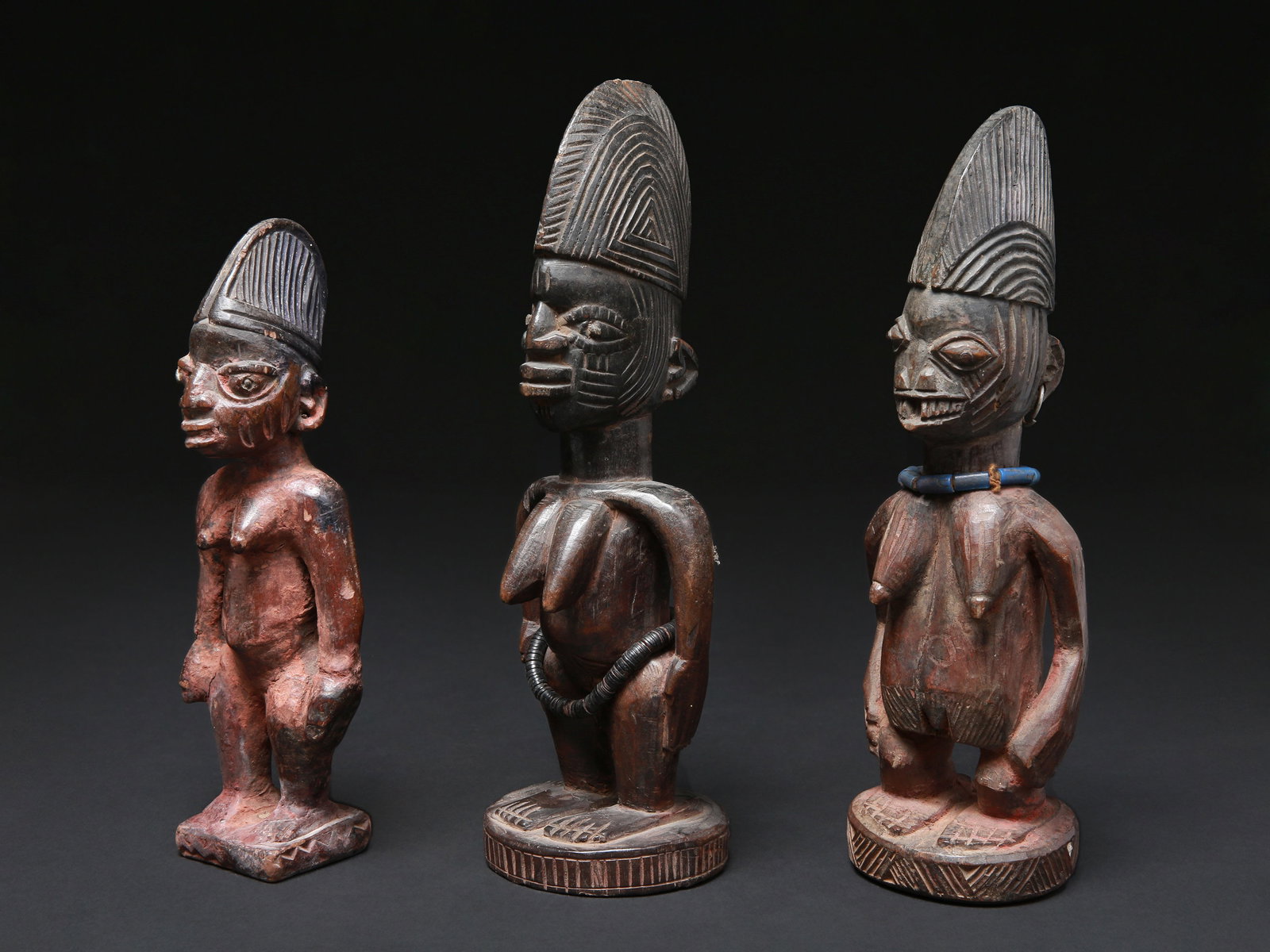 3 Twin Figures, "ere ibeji": 3 Zwillingsfiguren, "ere ibeji" Yoruba. Nigeria Ohne Sockel / without base Holz. H 22 - 27 cm. Provenienz: Laurence und Jean-Pierre Boillod (1929-2007), Areuse. Gesegnet oder verwünscht erscheine