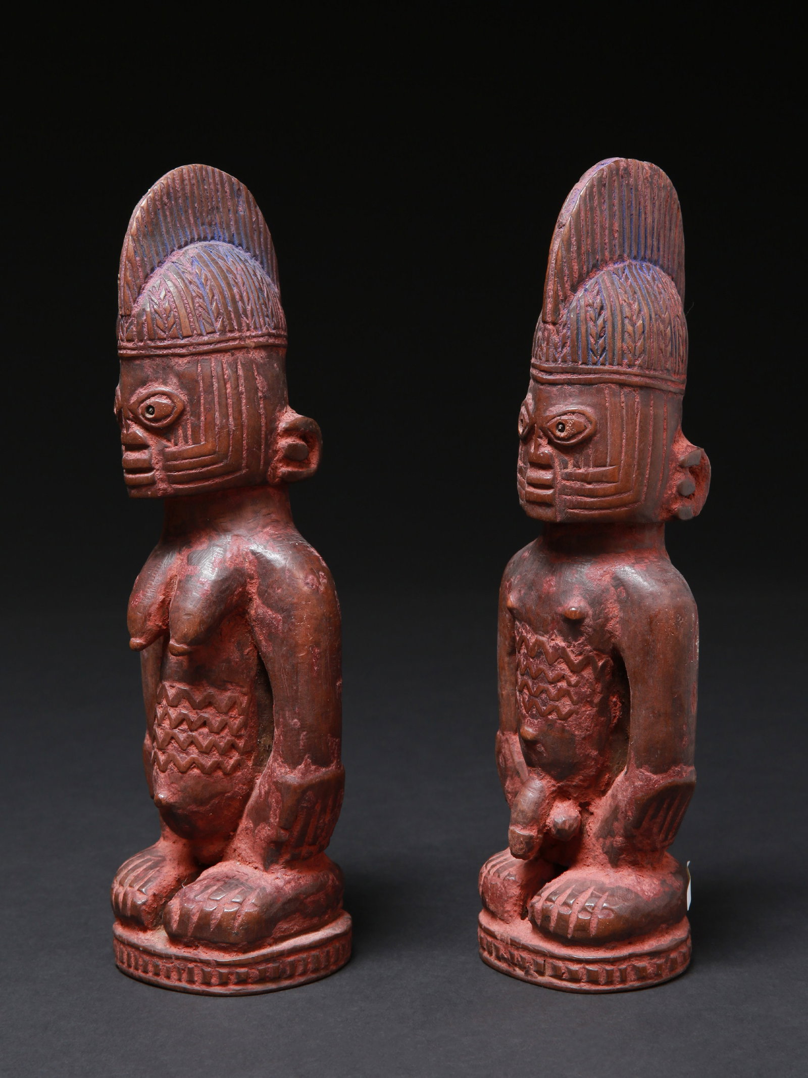 A Yoruba Pair of Twin Figures, "ere ibeji": Zwillingsfigurenpaar, "ere ibeji" Yoruba. Nigeria Ohne Sockel / without base Holz. H 26,5 - 27 cm. Provenienz: Laurence und Jean-Pierre Boillod (1929-2007), Areuse. Gesegnet oder verwünscht ersch