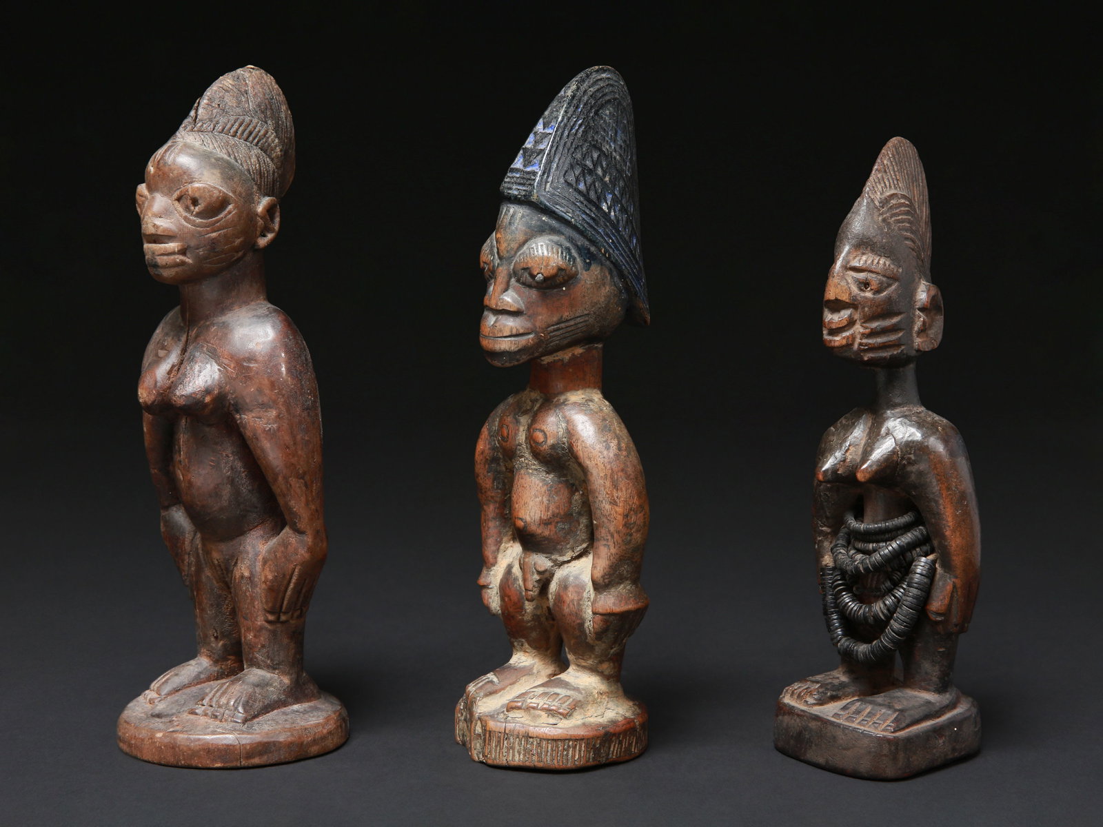 3 Twin Figures, "ere ibeji": 3 Zwillingsfiguren, "ere ibeji" Yoruba. Nigeria Ohne Sockel / without base Holz. H 22 - 25 cm. Provenienz: Laurence und Jean-Pierre Boillod (1929-2007), Areuse. Gesegnet oder verwünscht erscheine