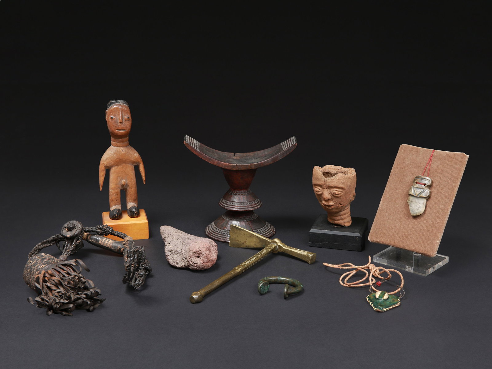 A mixed lot of nine Artifacts: Konvolut von neun Artefakten Ohne Sockel / without base H 6 - 20,5 cm. Provenienz: Schweizer Privatsammlung, Bern. CHF 200 / 400