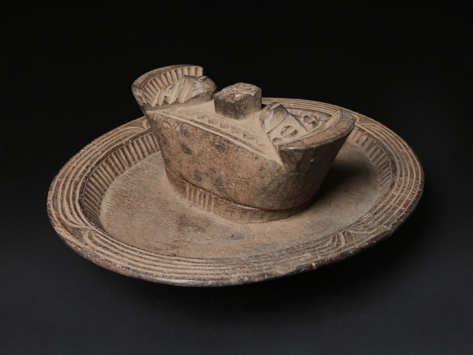 An Igbo Kola Nut Bowl, "okwa oji": Kolanuss-Schale und -Behälter, "okwa oji" Igbo. Nigeria Ohne Sockel / without base Holz. H 16,5 cm. Ø 34 cm. Provenienz: Laurence und Jean-Pierre Boillod (1929-2007), Areuse. 2004 in Lom