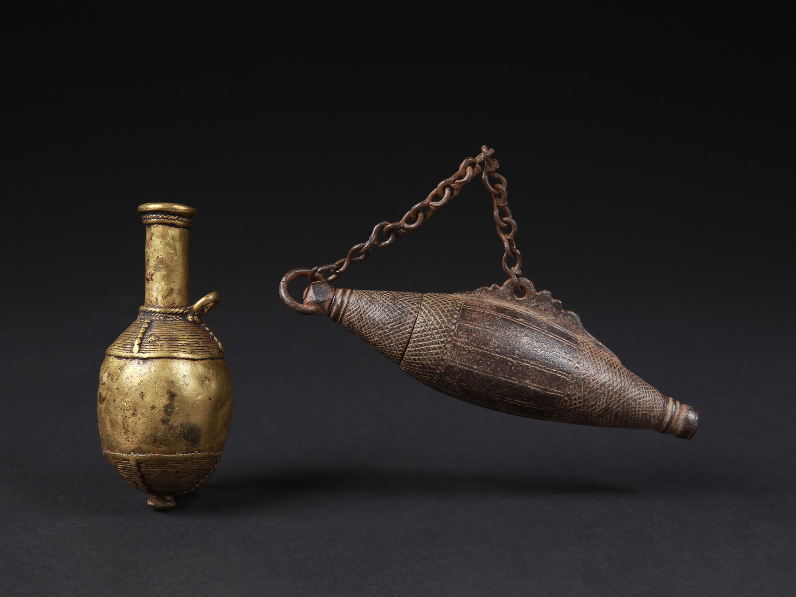 2 Kirdi Snuff Containers: 2 Schnupftabak-Behäter Kirdi. Kamerun Ohne Sockel / without base Gelbguss. H 11,5 - 17 cm. Provenienz: Schweizer Privatsammlung, Winterthur. Seit wann genau in Westafrika geraucht wird, ist schwe