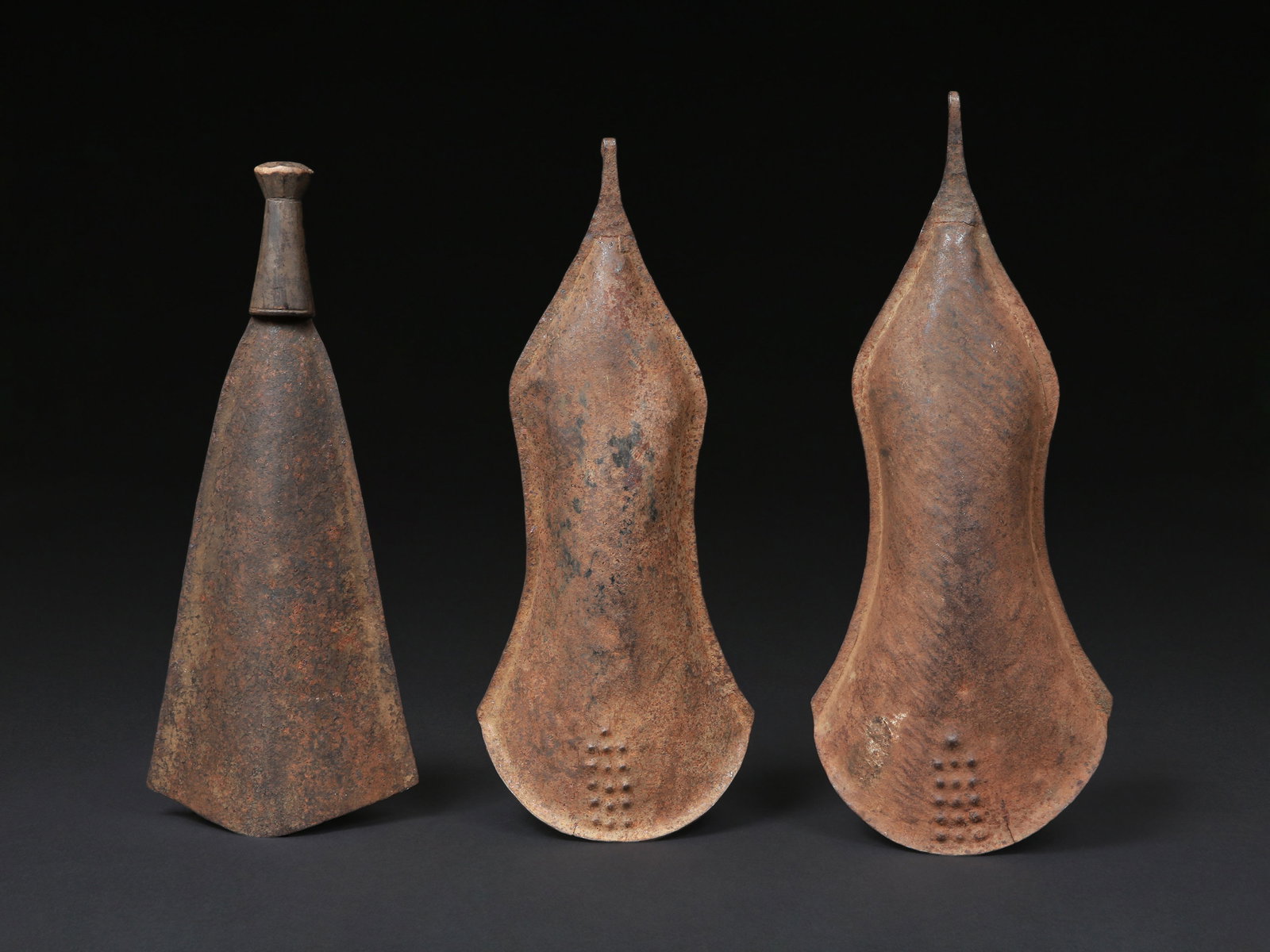 2 Tetela Iron Bells ("ludibu") and a Grassfields Iron Bell: 3 Aufschlagidiophone (klöppellose Glocken) Tetela / Grasland. DR Kongo / Kamerun Ohne Sockel / without base Eisen, Holz. H 47 - 53,5 cm. Provenienz: Schweizer Privatsammlung, Zürich. Aufschl
