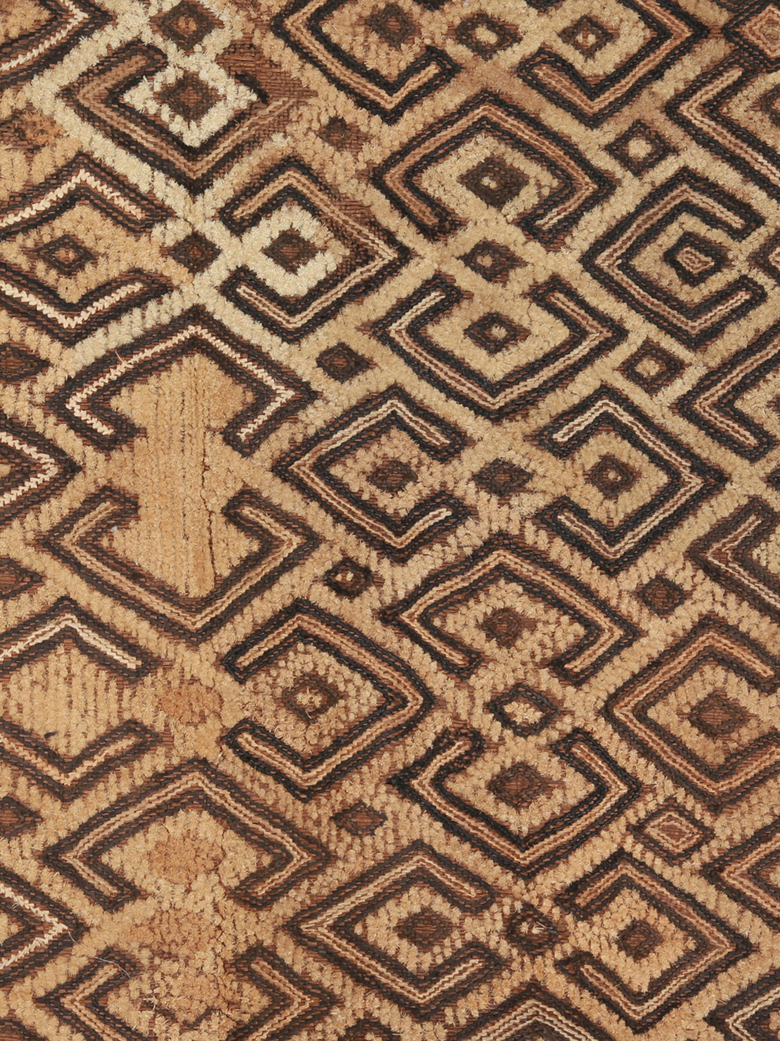 A Kuba Textile Prestige Panel and Currency, "mbal": Raphia-Plüschgewebe, "mbal" Kuba, Shoowa. DR Kongo Ohne Sockel / without base Raphia. B 47 cm. L 57 cm. Provenienz: Laurence und Jean-Pierre Boillod (1929-2007), Areuse. Eine bemerkenswerte Ausna
