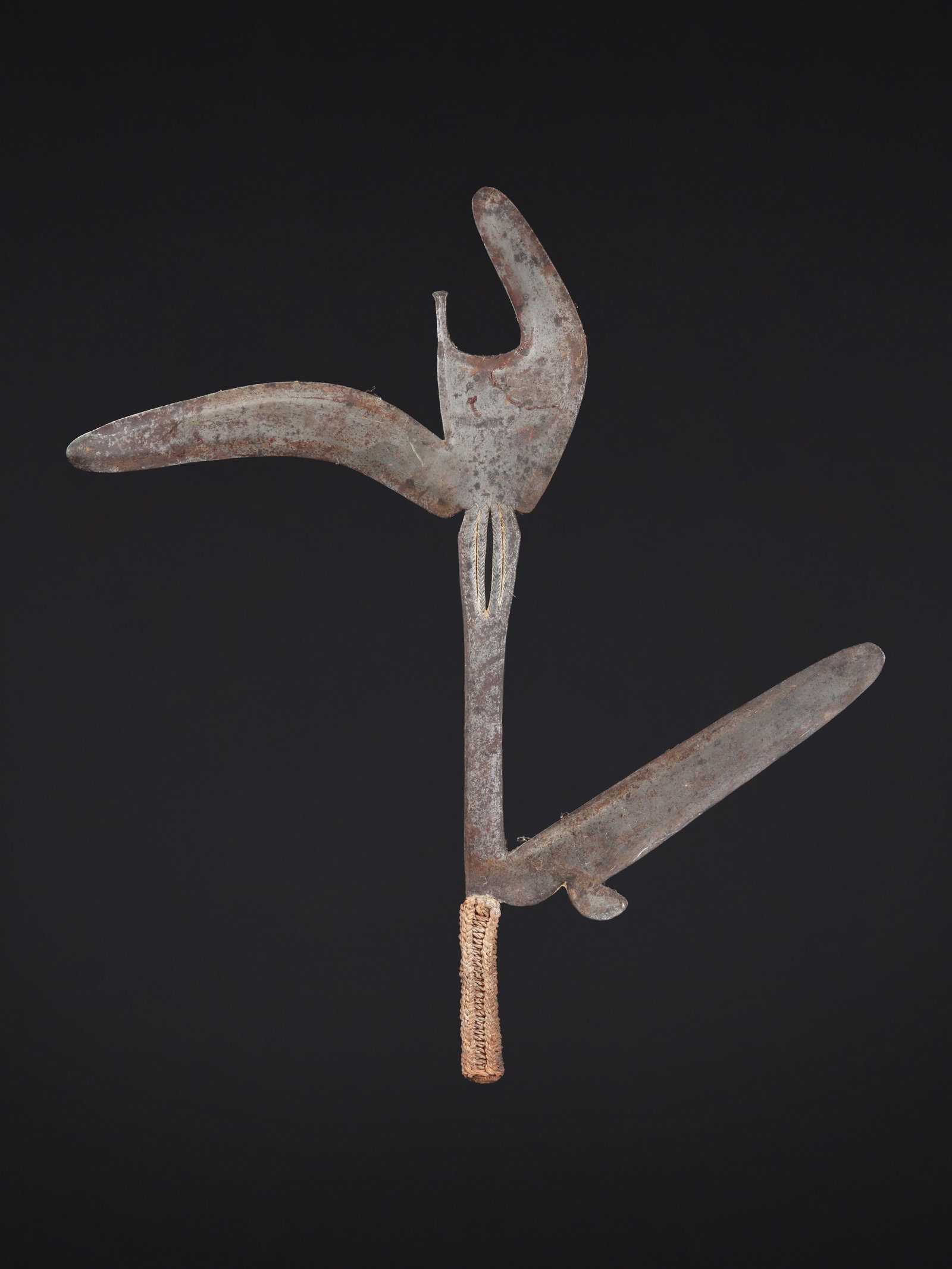 A Nzakara Throwing Knife, "kpinga": Wurfmesser, "kpinga" Nzakara / Ngbandi / Yakoma / Gembele / Bira. Zentralafrikanische Rep. / DR Kongo Ohne Sockel / without base Eisen, Schnur. H 46 cm. Provenienz: Laurence und Jean-Pierre Boillod (1