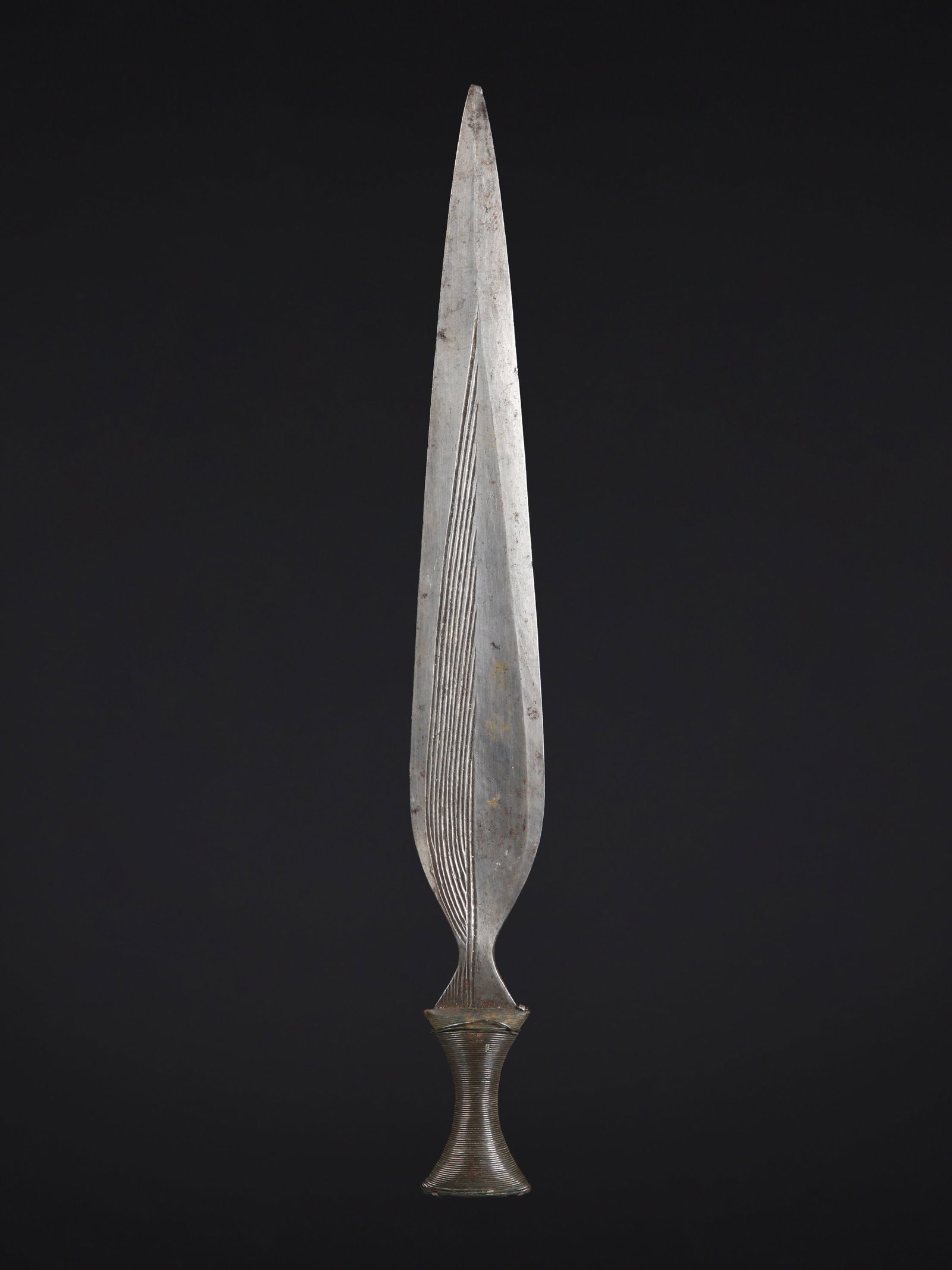 A Boa Short Sword "mambeli": Kurzschwert, "mambeli" Boa / Angba / Hanga. DR Kongo Ohne Sockel / without base Holz, Eisen, Kupferlegierung. L 47 cm. Provenienz: Laurence und Jean-Pierre Boillod (1929-2007), Areuse. Zeremonialwaffe