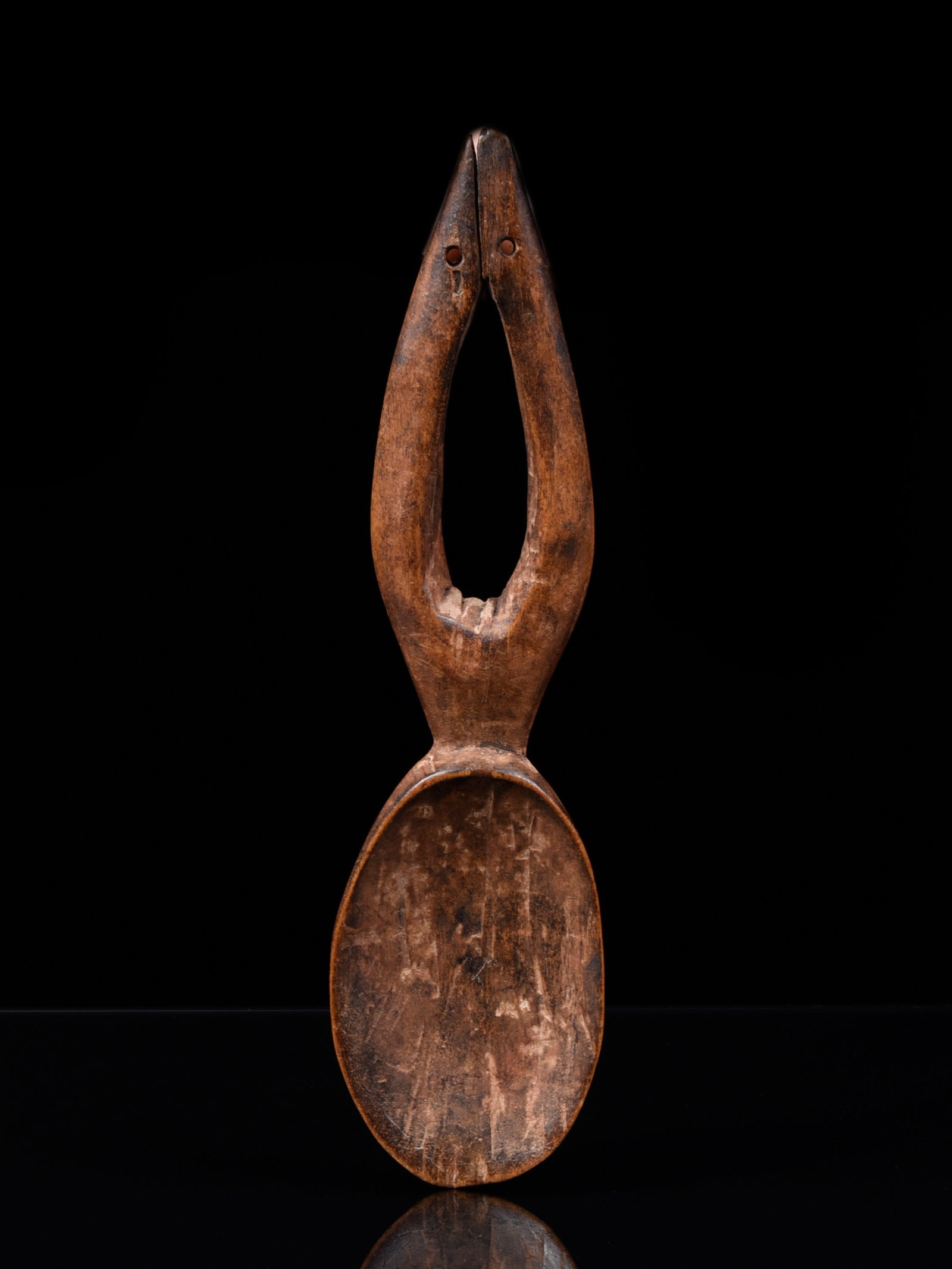 A Lega Spoon, "kalukili": Löffel, "kalukili" Lega. DR Kongo Ohne Sockel / without base Holz. H 18 cm. Provenienz: - Ernest Schmidt (1947-2015), Basel. - 2015: Betreibungs- und Konkursamt, Basel. - 2015: Patrick Lo Giudice