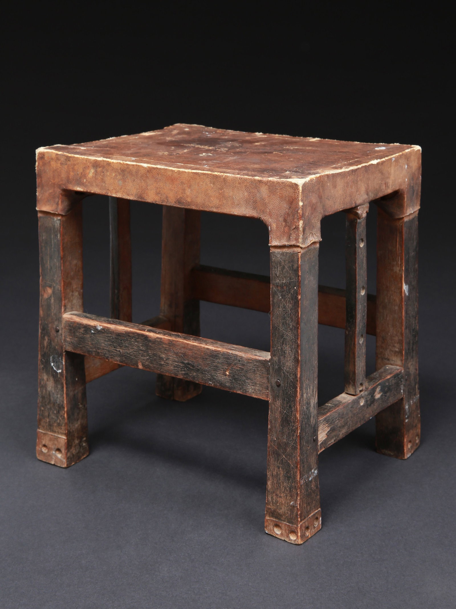 A Chokwe Seat: Sitz Chokwe. Angola Ohne Sockel / without base Holz, Leder. H 25,5 cm. B 23 cm. L 18 cm. Provenienz: - Serge Diakonoff, Genf. - Schweizer Privatsammlung, Genf. Die Verbindung von Nützlichem und