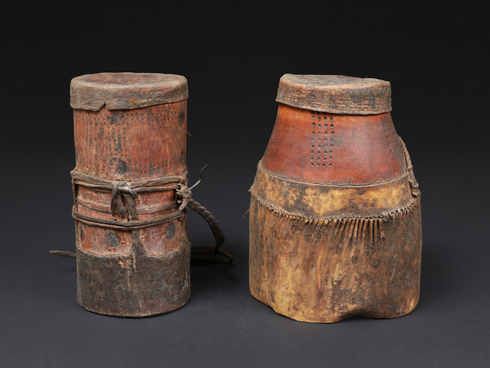 2 Turkana Milk Containers, "akarum": 2 Milchgefässe, "akarum" Turkana. Kenia Ohne Sockel / without base Holz, Leder. H 26,5 - 27 cm. Ø 12 - 13 cm. Provenienz: Schweizer Privatsammlung, Zürich. CHF 50 / 100