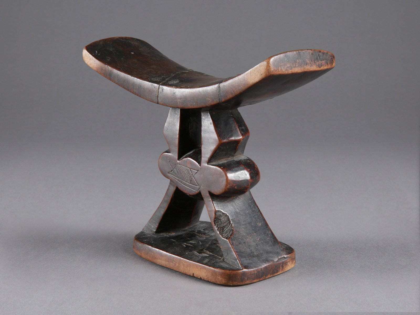 A Shona Headrest, "mutsago": Nackenstütze, "mutsago" Shona. Simbabwe Ohne Sockel / without base Holz. H 14,5 cm. B 17 cm. Provenienz: - Marc Leo Felix, Brüssel (Inventar Nummer FX971210). - 2013: Evan Maurer