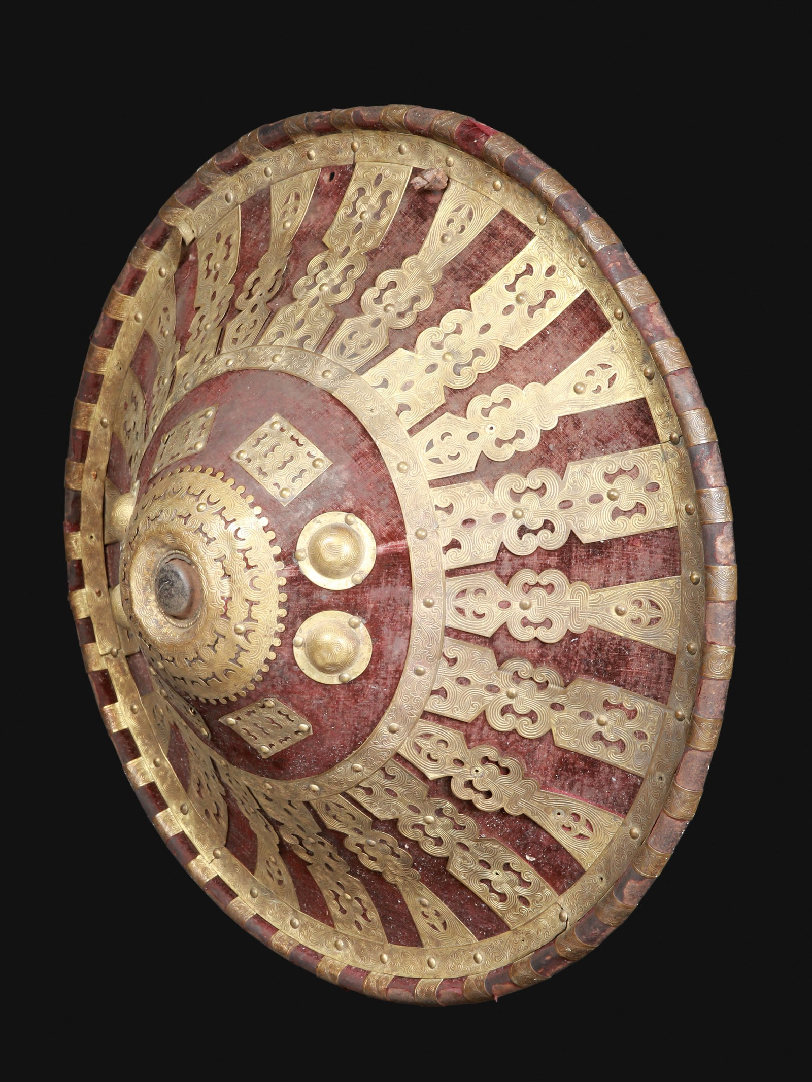 An Amhara Shield, "tafa gašša": Schild, "tafa gašša" Amhara. Äthiopien Ohne Sockel / without base Leder, Metall. Ø 47,5 cm. Provenienz: Schweizer Privatsammlung, Aargau. tafa gašša (= ein mit