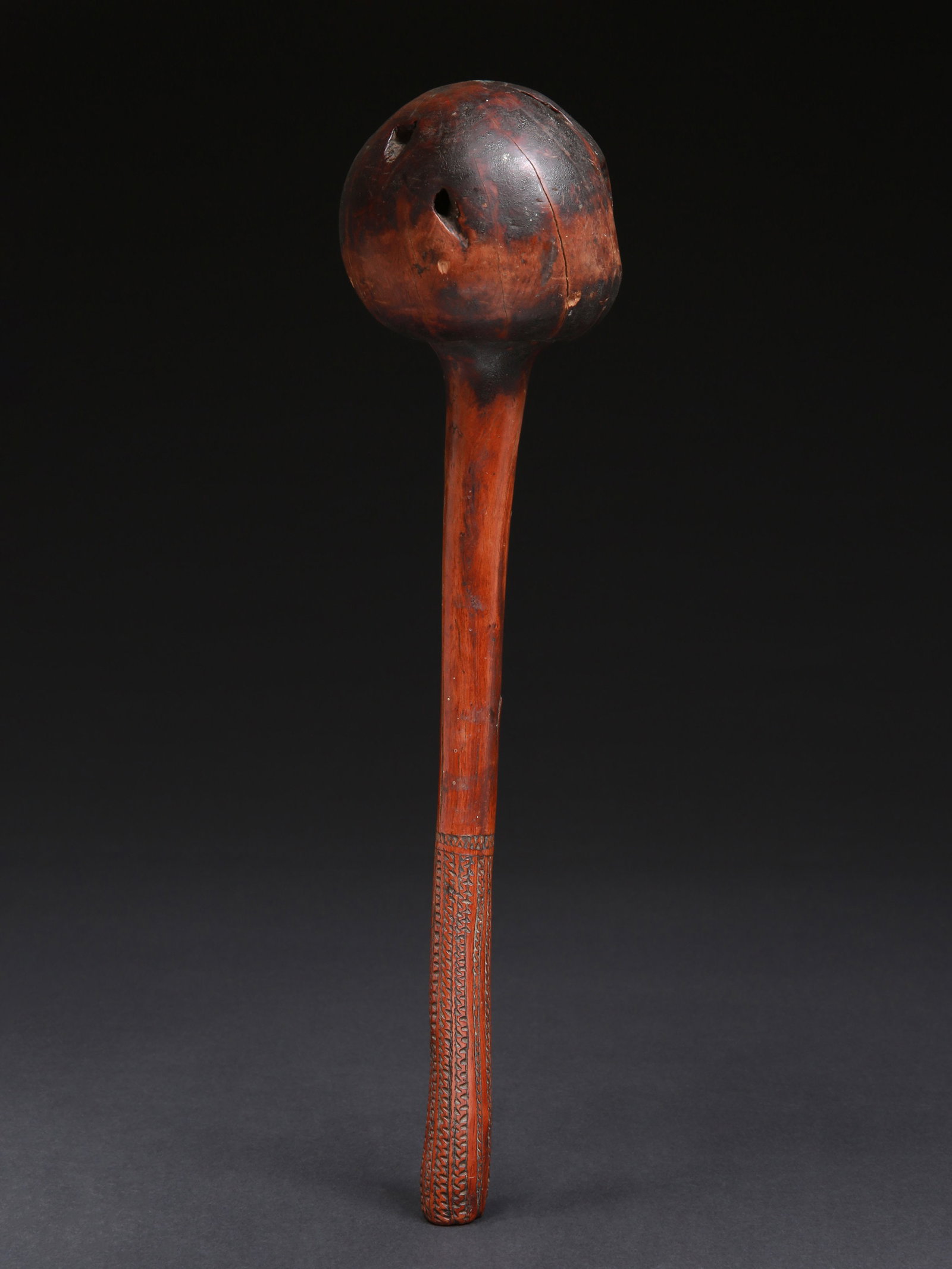 A Fijian Throwing Club, "i ula kitu": Wurfkeule, "i ula kitu" Fidschi Ohne Sockel / without base Holz. H 42,5 cm. Provenienz: Schweizer Privatsammlung, Genf. CHF 300 / 600