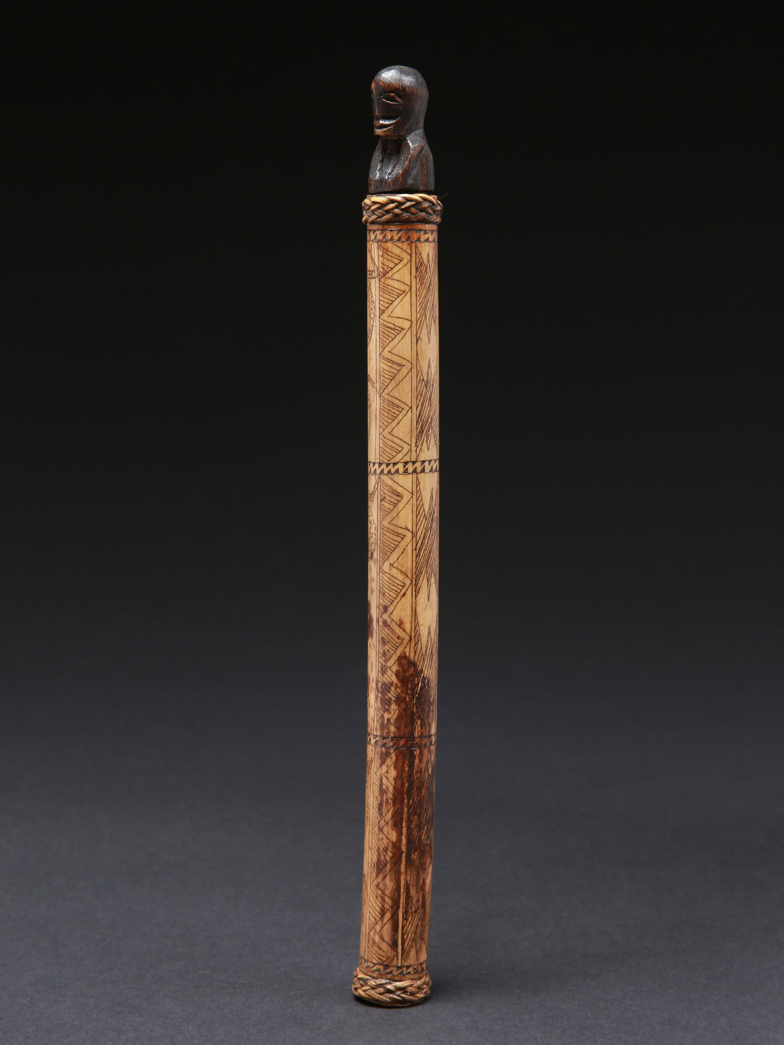 An Indonesian Medicine Container, Handicraft: Medizin-Behälter, Kunstgewerbe Timor. Indonesien Ohne Sockel / without base Holz, Naturfasern. H 26,5 cm. Provenienz: Schweizer Privatsammlung, Zürich. CHF 100 / 200