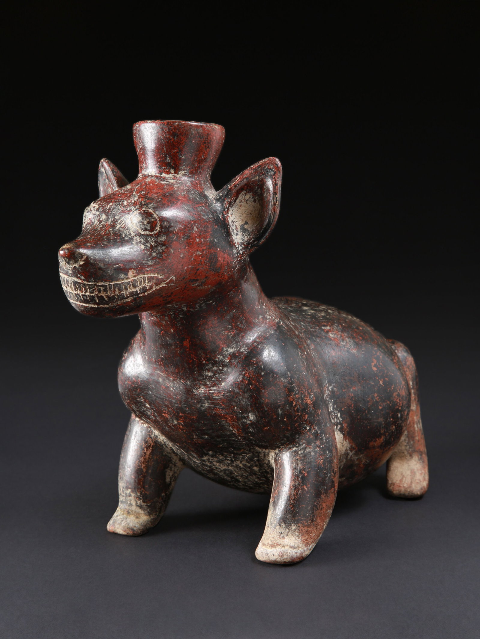 A Colima Dog Effigy Vessel: Hundeförmiges Gefäss Colima. Mexiko Ohne Sockel / without base Terrakotta. H 29 cm. L 37 cm. Provenienz: - Han Coray (1880-1974), Agnuzzo. - Schweizer Privatsammlung, Zürich. CHF 1 000