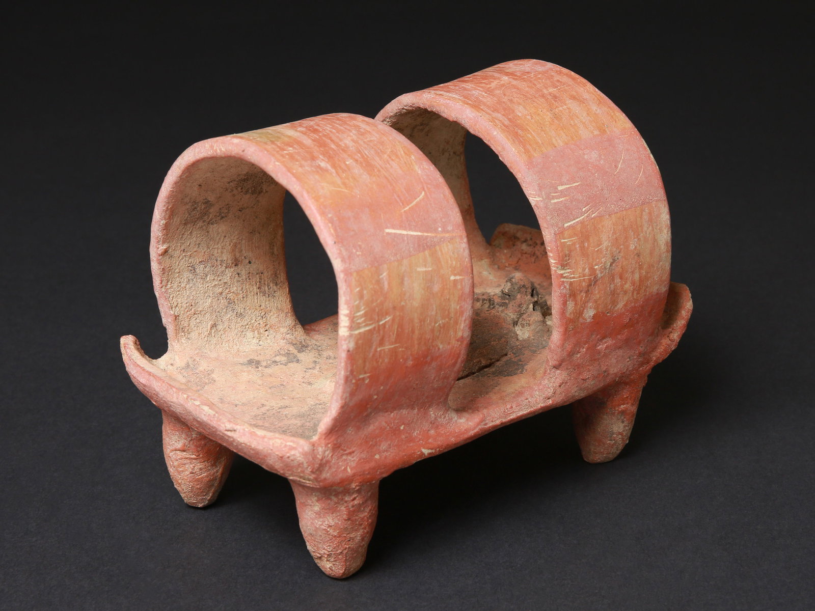 A Michoacan Bed Figure: Darstellung einer auf einem Bett liegenden Figur Michoacán. Mexiko Ohne Sockel / without base Terrakotta. H 15,5 cm. L 18,5 cm. Provenienz: - Han Coray (1880-1974), Agnuzzo. - Schweizer Privatsam
