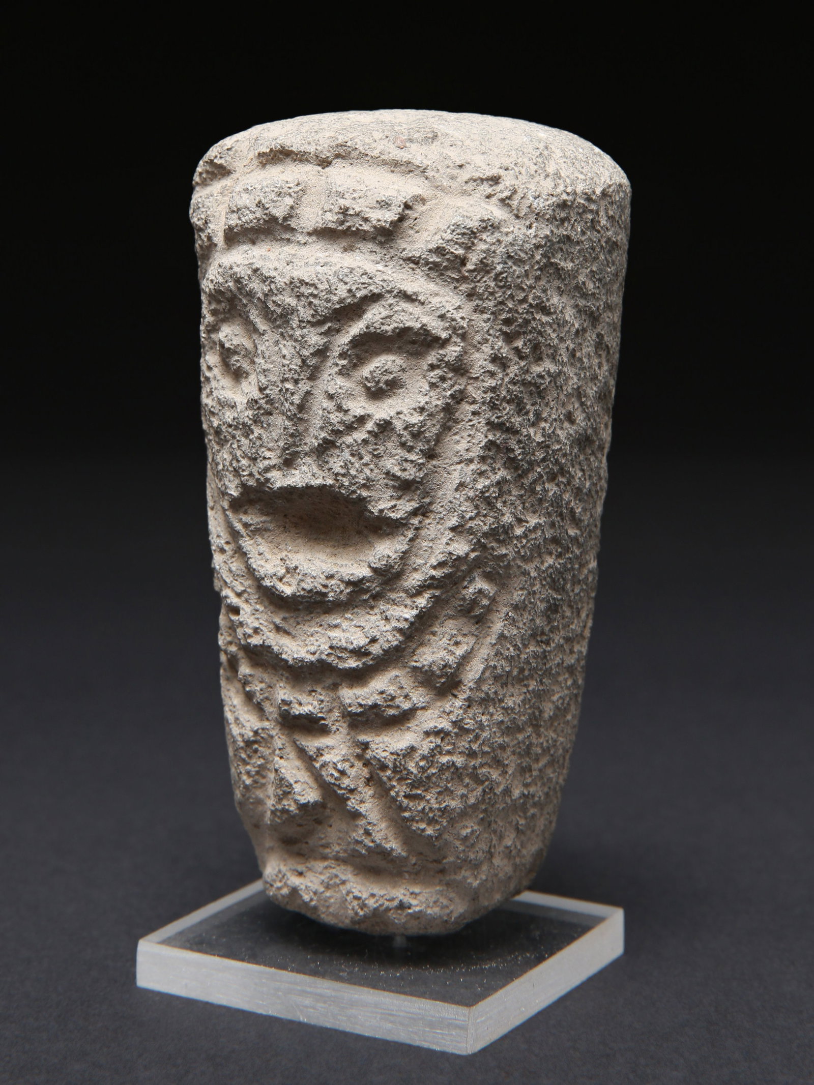 Figurative Monolith: Figürlicher Monolith Mit einem Sockel / with one base Stein. H 8,5 cm. Provenienz: - vermutl. Museum Bally-Prior, Schönenwerd. - Schweizer Privatsammlung, Bern. CHF 100 / 200