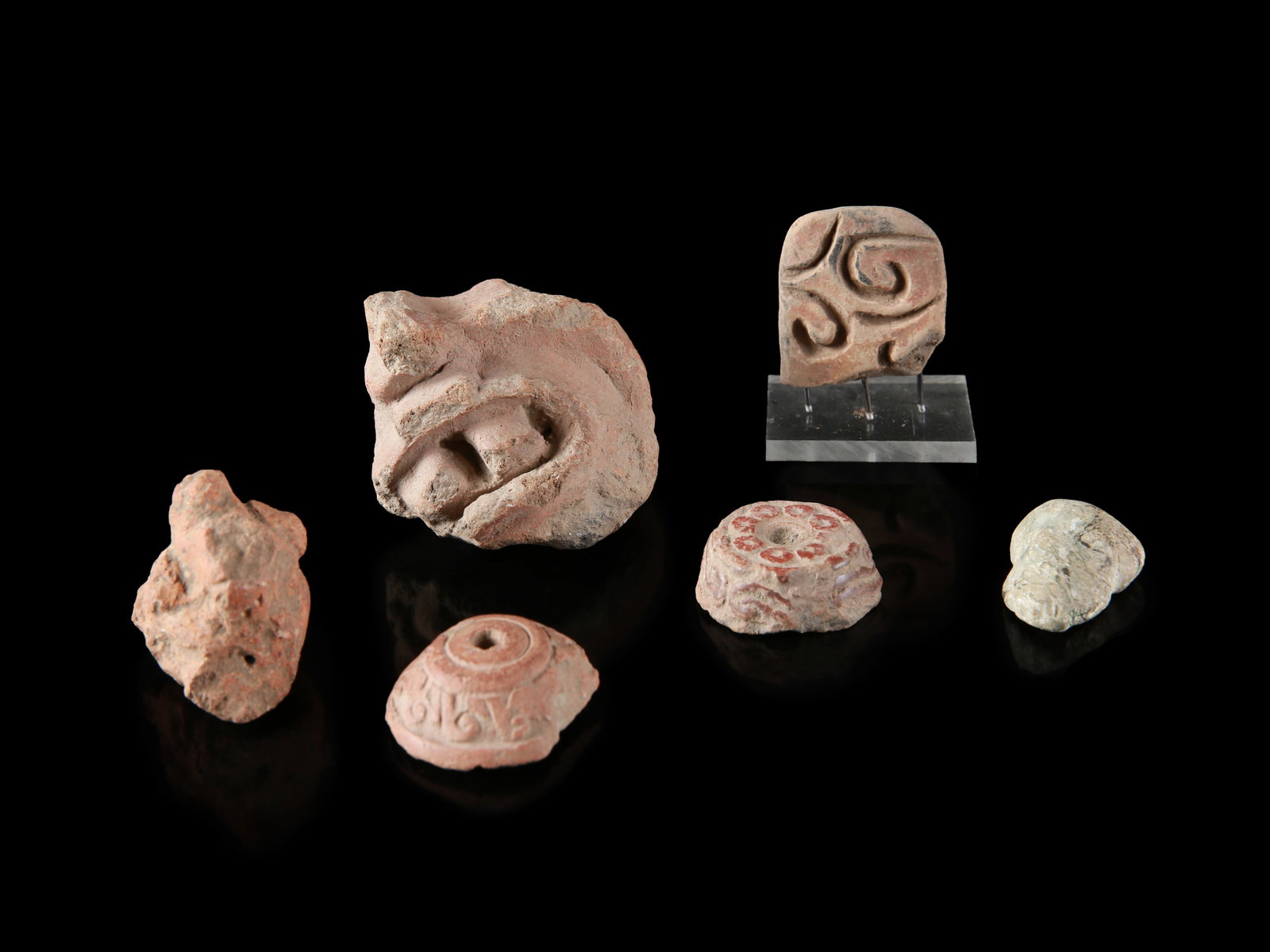 Lot consisting of six terracotta fragments: Lot bestehend aus sechs Terrakotta-Fragmenten Mit einem Sockel / with one base Terrakotta. B 3 - 6 cm. Provenienz: - vermutl. Museum Bally-Prior, Schönenwerd. - Schweizer Privatsammlung, Bern.